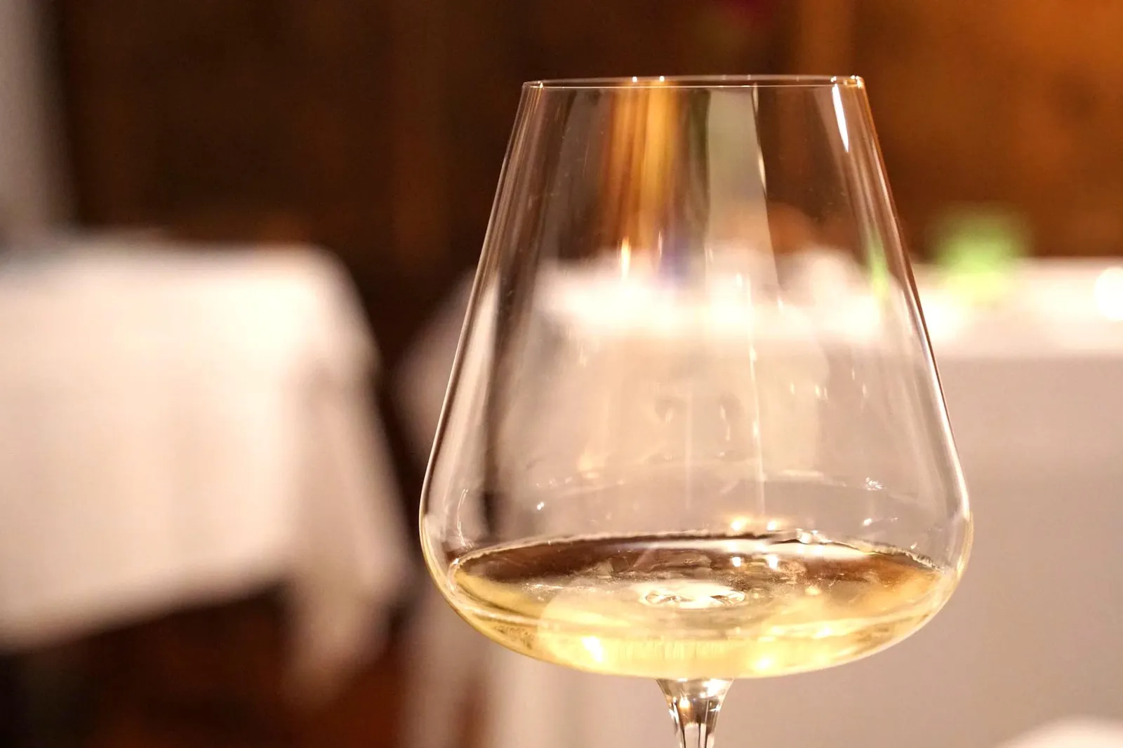 White Wine (Welcome Drink) ทางร้านนำเสิร์ฟเวลคัมดริ้งค์เป็นไวน์ขาว รสเเละกลิ่นค่อนข้างเบา ไม่แรงมาก (11/20)