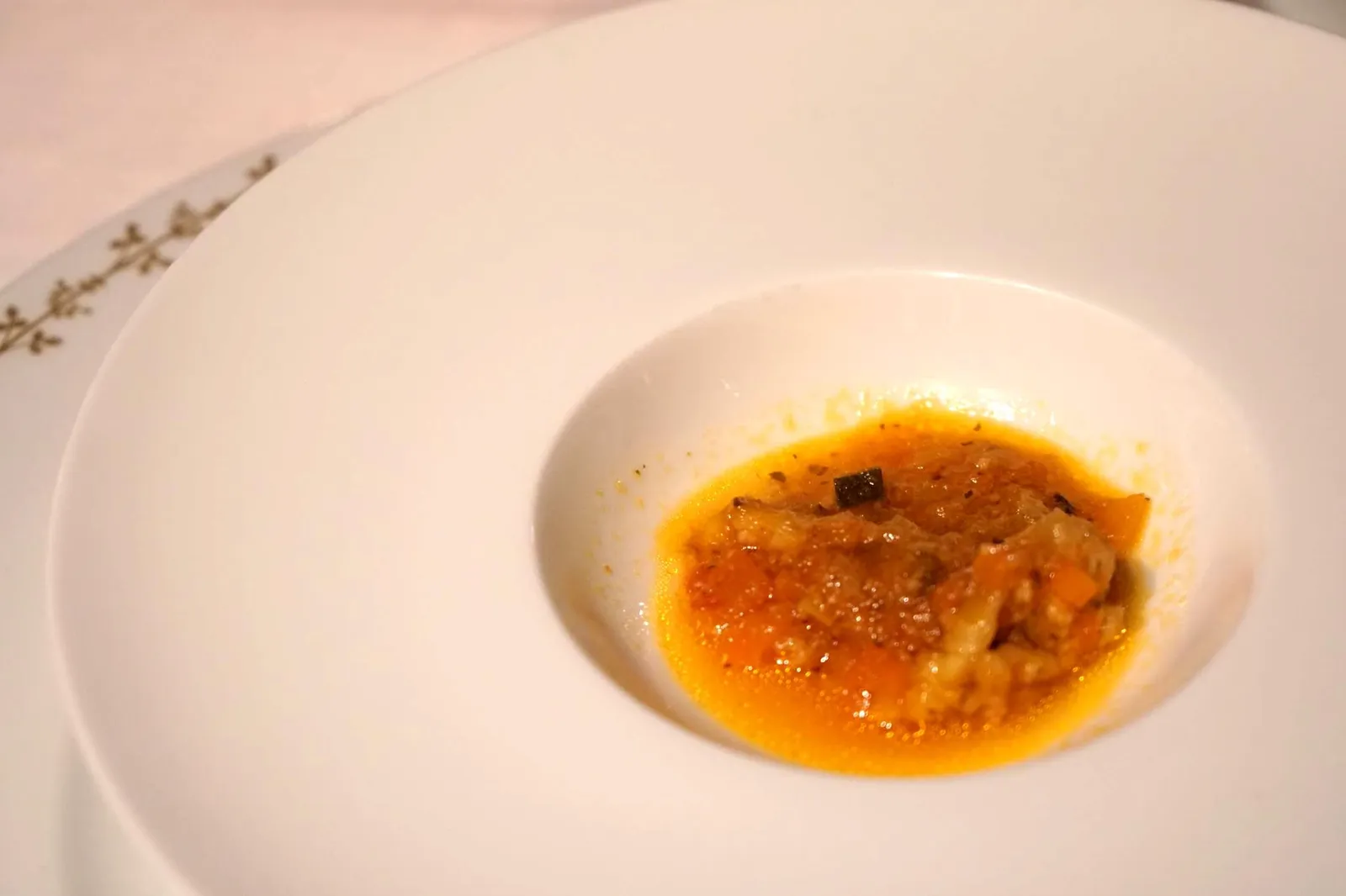 Amuse-bouche Veggie & Cheese สำหรับอมูสบูชทานร้านนำเสิร์ฟผักกับชีส มีกลิ่นหอมมาก กินเเล้วเข้ากัน อร่อยกว่าหน้าตาที่เห็นจริงๆ (13/20)
