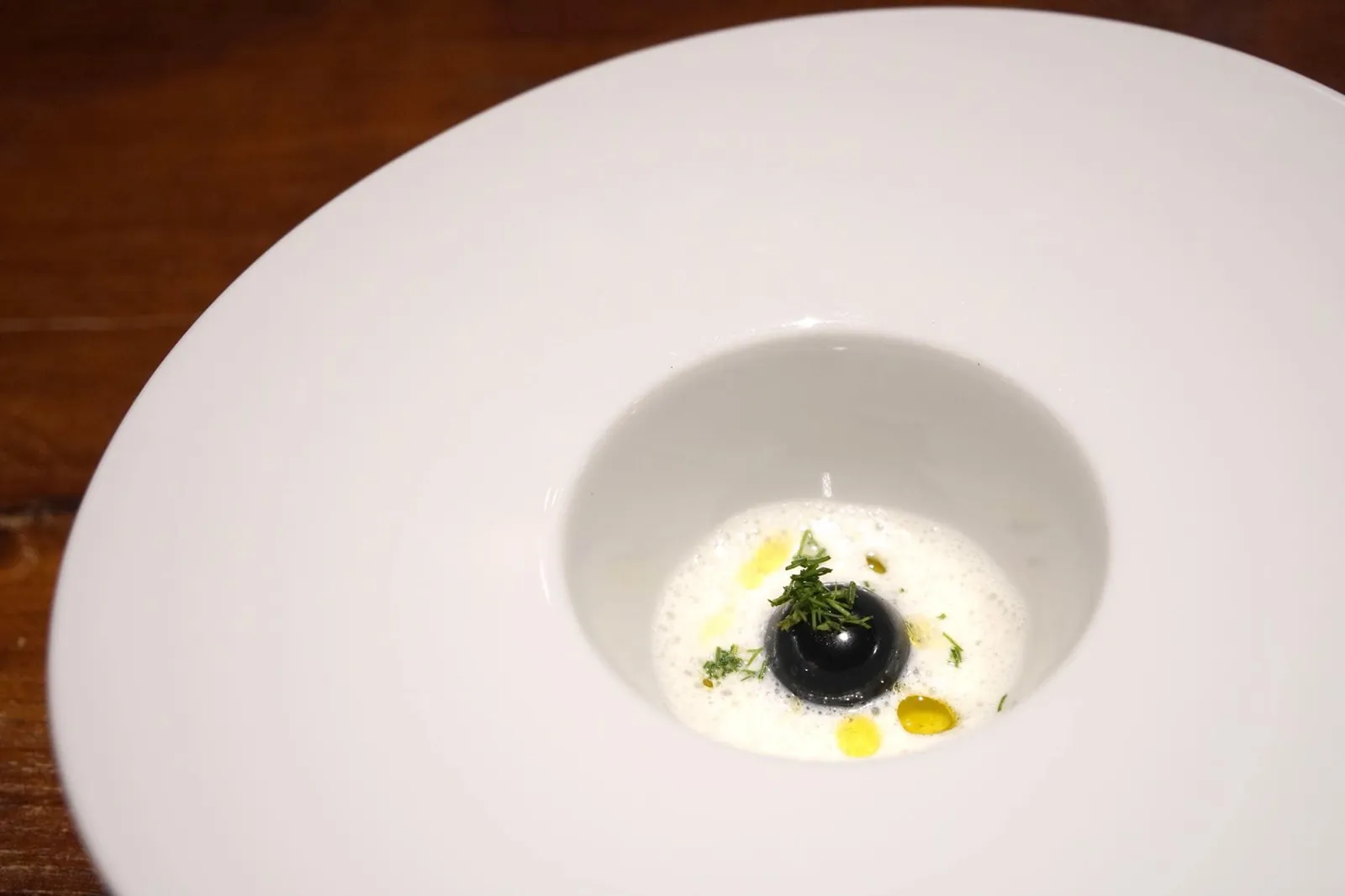 Amuse bouche (Complimentary) สุดท้ายคือ Black Pearl ซึ่งเป็น Chicken Liver Pates ข้างนอกเป็นหมึกดำจากปลาหมึก ข้างในเป็นตับไก่ น้ำราดทำจากนมถั่วเหลือง โรยด้วยผักชีลาว ทานเข้าไปมีกลิ่นหอมมากจริงๆ มีความเนียน ละมุน ไร้ซึ่งกลิ่นคาว เป็นอมูสบูชที่อร่อยเกินคาดสำหรับร้านระดับ 1 ดาว (16/20)