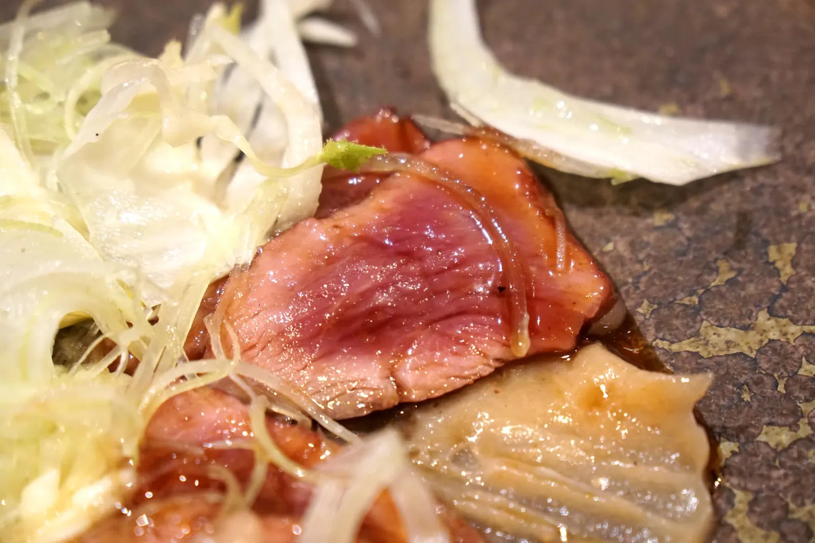 Iberian pork with pear and quince (26.00 €) หากใครคิดว่าเนื้อหมูต้องเสิร์ฟสุกเท่านั้น ต้องขอเว้นที่ไว้สำหรับเนื้อหมูดำไอบีเรียในสเปน เพราะที่นี่นิยมเสิร์ฟเเบบมีเดียมเเรร์ บางร้านเสิร์ฟดิบเป็นทาทาร์ก็มี พบได้ตั้งเเต่ร้านริททางจนถึงร้านระดับติดดาวมิชลิน ไม่ใช่เรื่องแปลกเเต่อย่างใด (มีอีกหลายร้านในรีวิวที่จะตามมา) (13/20)