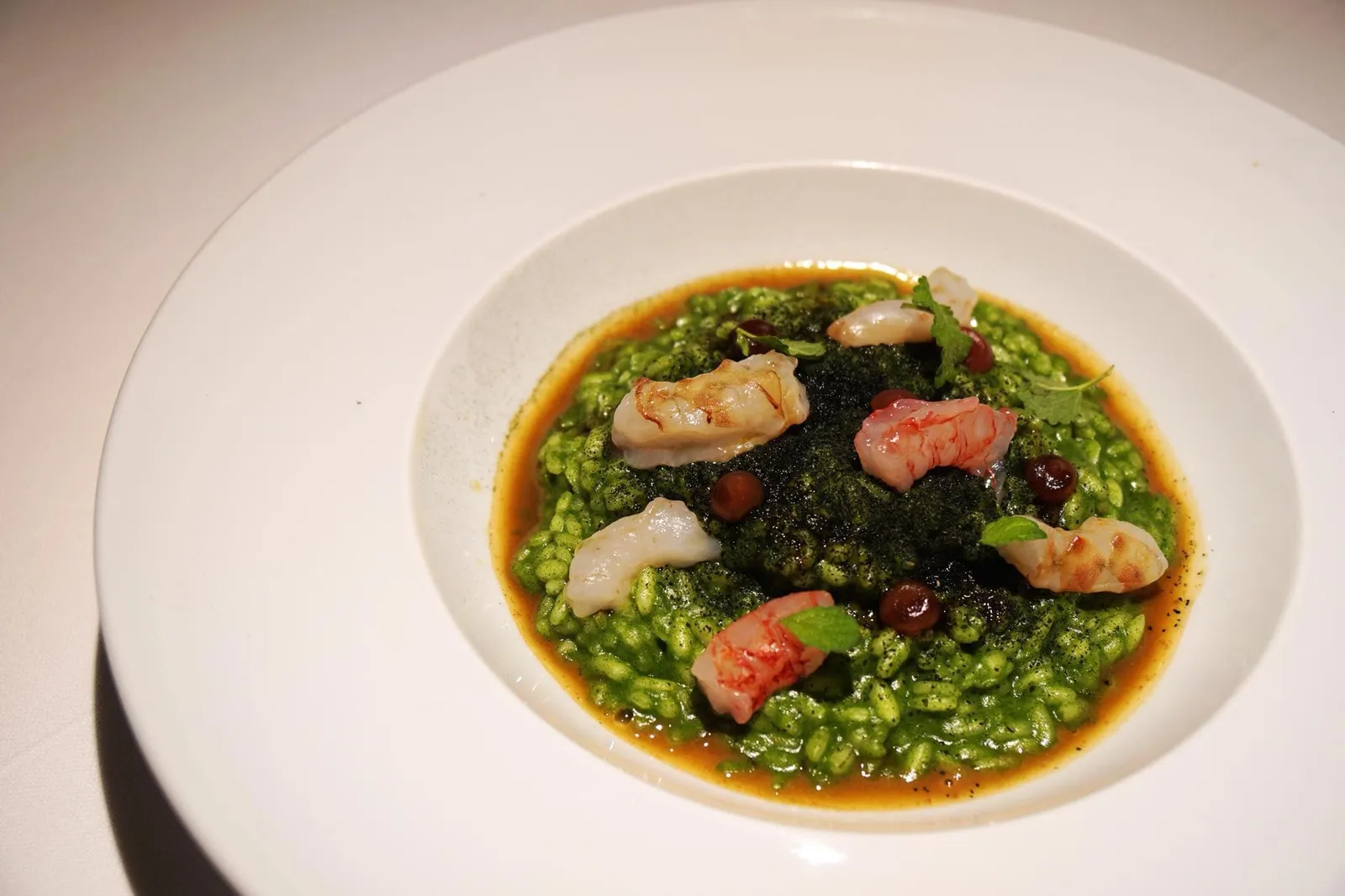 Risotto ortica e gamberi (20 EUR) สำหรับจานพาสต้าเราเริ่มเลือกชิมเป็นข้าวรีซอตโต้ ทางร้านทำข้าวมาสุกกำลังดี มีความกรึบที่แก้นของตัวข้าว ทานกับกุ้งที่ตักเข้าปากก็รับรู้ได้เลยถึงความสด มีรสหวานธรรมชาติ มีสมุนไพรต่างๆคือเนตเติ้ลและมะเขือยาวฝรั่งหมัก ปิดด้วยการผสมเหล้าลงไปเล็กน้อย รสชาติยังไม่ถึงกับว้าวมากนักสำหรับร้านระดับติดดาวเเต่มีความครีเอทีฟสุดๆ (13/20)