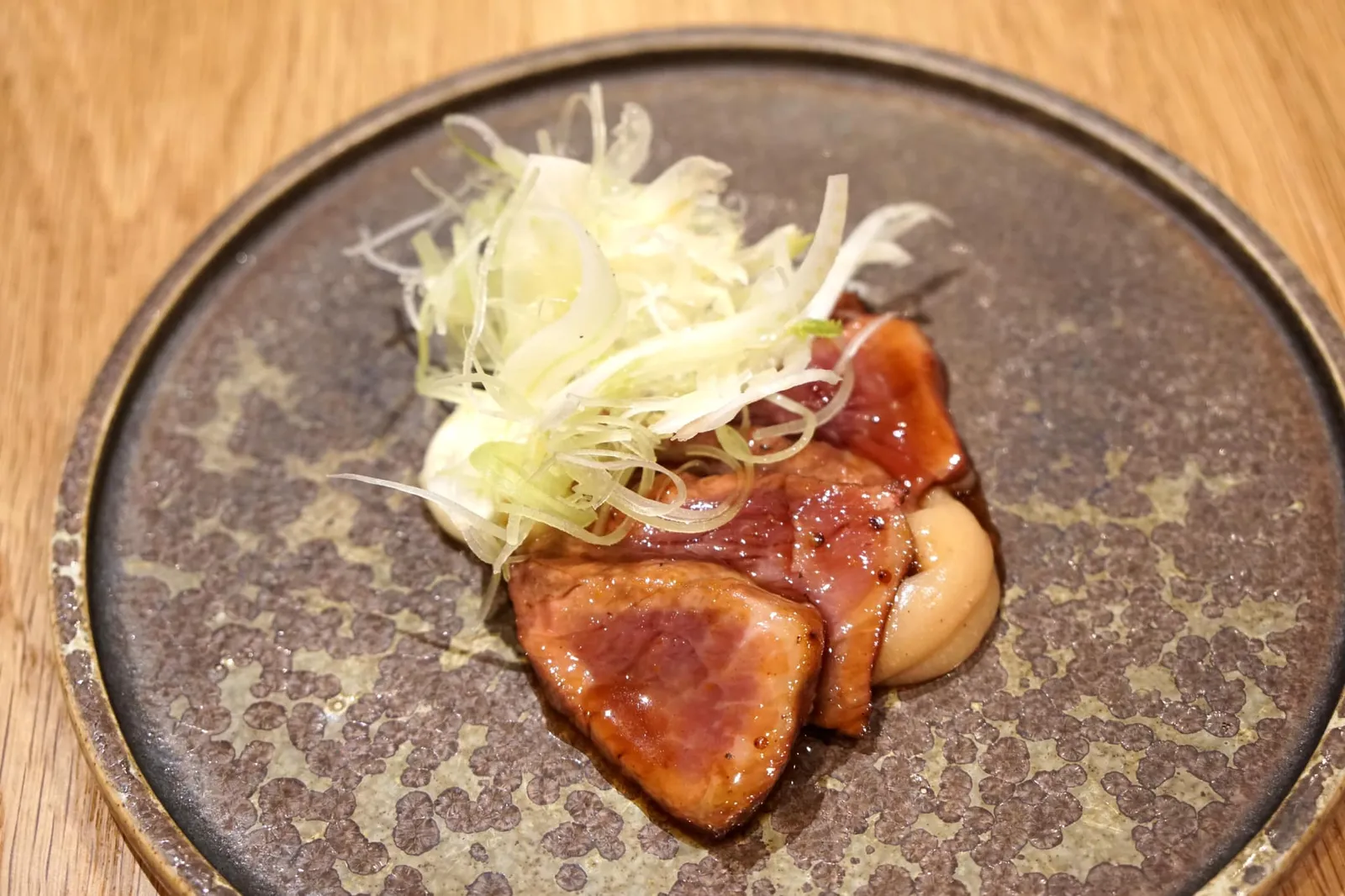 Iberian pork with pear and quince (26.00 €) จานถัดมาคือเนื้อหมูดำไอบีเรีย สไลด์มาเป็นชิ้นๆ เสิร์ฟมาแบบมีเดียมเเรร์ กับซอสทำจากควิ้นซ์และลูกเเพร์ เนื้อหมูมีเนื้อสัมผัสที่ดี เเต่รสเเละกลิ่นไม่ค่อยเด่น ข้างๆกันคือซอสสีขาวทำจากชีสท้องถิ่น ผักซอยทำออกมากรอบดี ข้อเสียของจานนี้คือตัวซอสที่ค่อนข้างจืดทำให้จานนี้ไม่มีรสชาติสักเท่าไหร่ (13/20)
