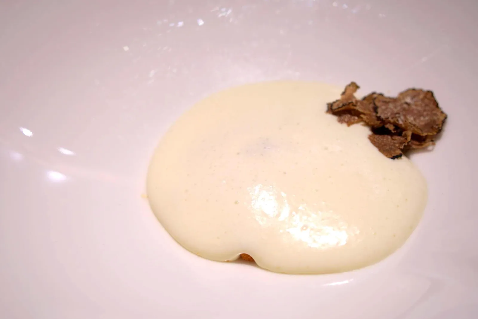 Mezzovo® Poached, Pienza Sheep Cheese, Truffle (30€) จานแรกคือเมนูซิดเนเจอร์ของทางร้าน Poached Egg หรือไข่ดาวน้ำ ทานคู่กันกับ Pienza Cheese หรือชีสทำจากนมแพะ โรยด้วยเห็ดทรัฟเฟิล จานนี้ยอมรับเลยว่าตอนแรกเราไม่ได้คาดหวังกับรสชาติมากนัด เพราะดูหน้าตาเเล้วคล้ายไข่ดาวน้ำธรรมดา เเต่พอตักทานเเล้วต้องร้องว้าว เพราะเนื้อสัมผัสและกลิ่นหอมของไข่กึ่งสุกกึ่งดิบกับชีสเข้ากันได้ดีสุดๆ เสริมด้วยกลิ่นหอมของทรัฟเฟิลมาเข้ากันลงตัวมากๆ หน้าตาอาจดูธรรมดา แต่แฝงความว้าวไว้สูงมากจริงๆ (15/20)