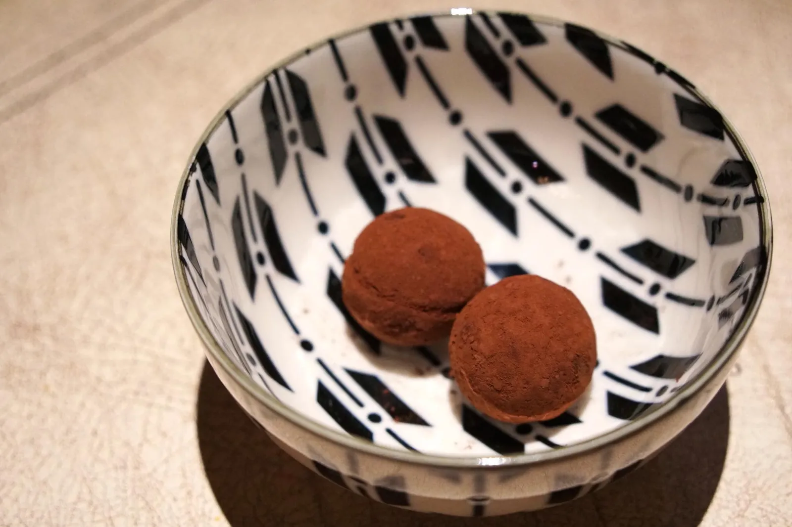 Chocolate Ball (Complimentary) ช็อคโกแลตบอลปิดท้ายมื้ออาหาร รสชาติปกติ ไม่มีอะไรพิเศษ (11/20)