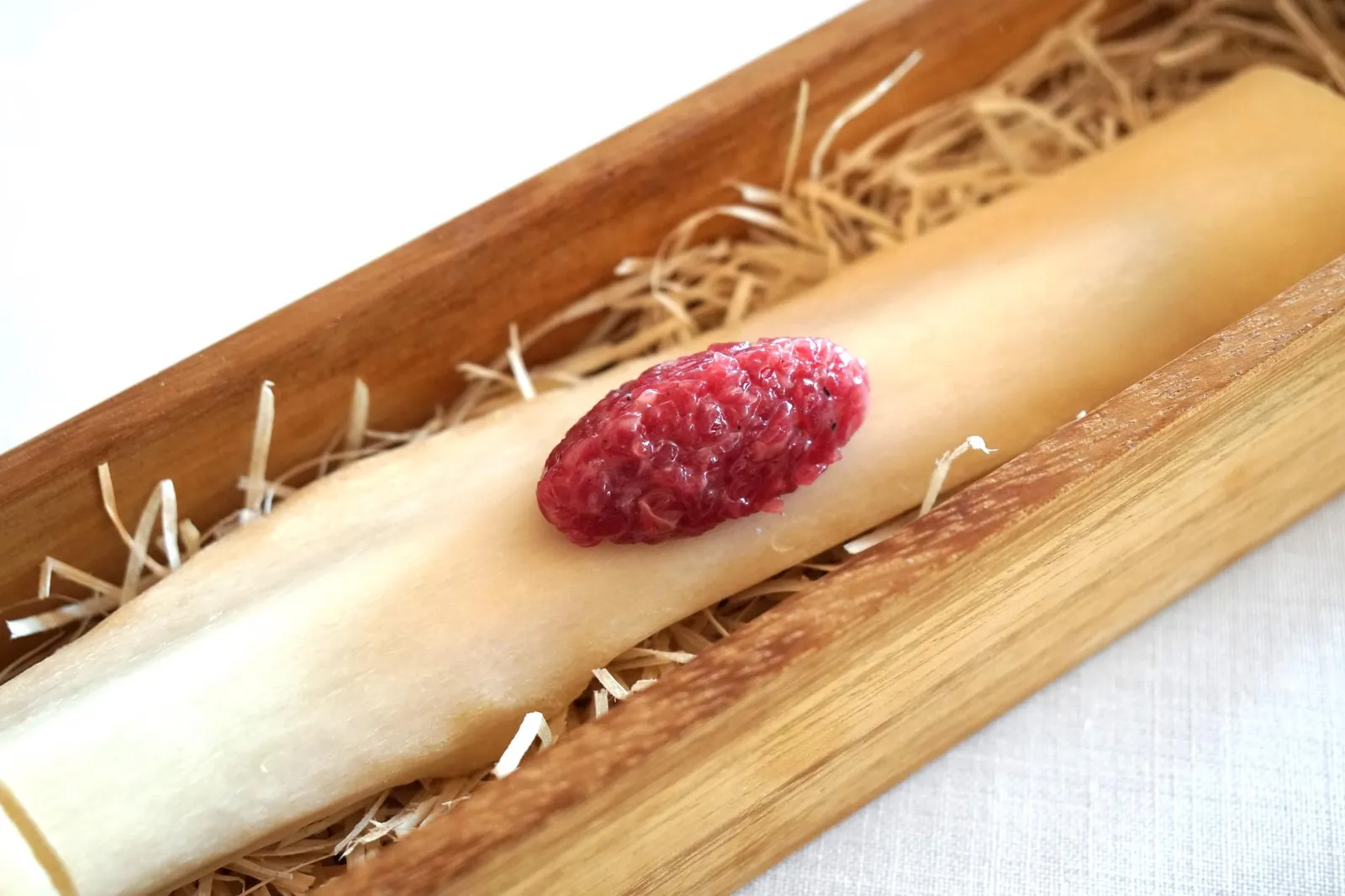 Beef tartare ถัดมาคือทาทาร์เนื้อวัว สับมาละเอียด ความต่างของจานนี้กับทาทาร์ทั่วไปคือความสม่ำเสมอของความละเอียดของเนื้อที่เท่ากันทั้งชิ้น เชฟผสมเนื้อเข้ากับไขมันของเนื้อวัวเอง (cooked in its own fat) และซอสบาบีคิวสูตรของทางร้าน เสิร์ฟมาบนกระดูกวัว วิธีทานให้ถือกระดูกด้วยมือทั้งสองเเล้วทานคำเดียว ตัวเนื้อนุ่ม ละมุนลิ้นมากๆ ไขมันวัวที่ใส่มาไม่เลี่ยนเลย ซอสบาบีคิวหอมสุดๆ เเต่รสไม่เผ็ด อร่อยเลิศเลยคำนี้ (16/20)