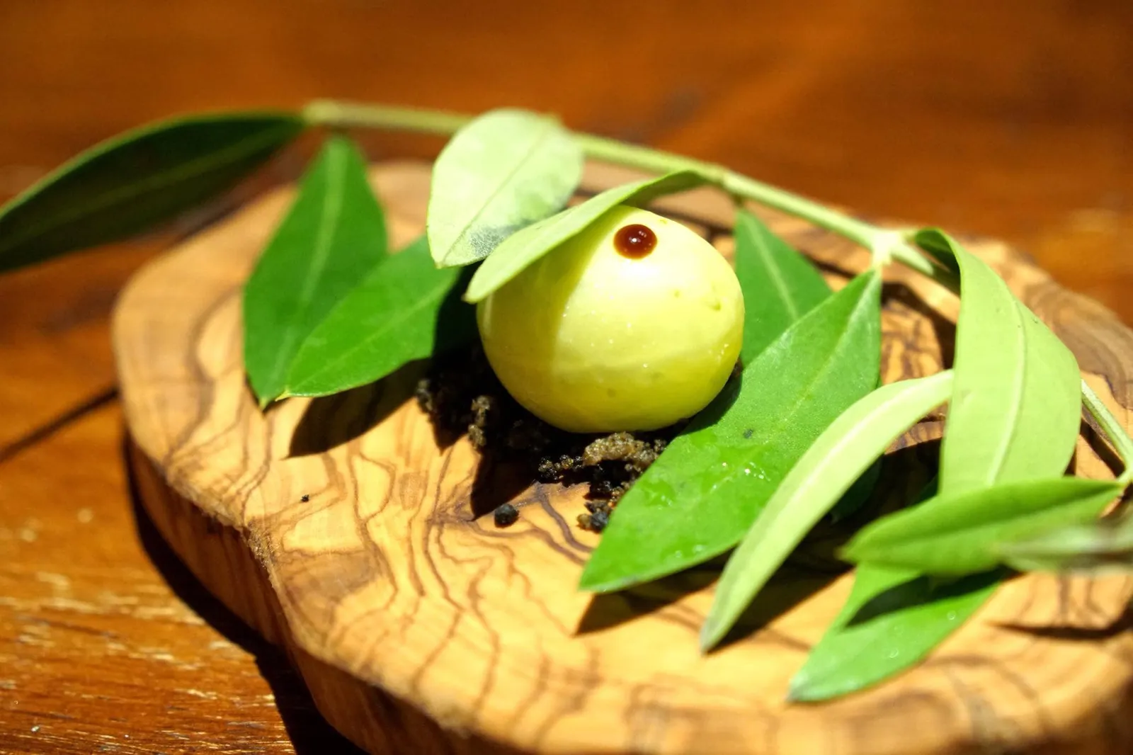 Amuse bouche (Complimentary) ถัดมาคือ Fake Olive หรือมะกอกปลอม จานนี้ทำออกมาดูคล้ายของจริง ทานเข้าไปน้ำภายในรสคล้ายมะกอกจะเเตกระเบิดออกมา มีกลิ่นหอมสร้างสรรค์ใช้ได้เลย (14/20)