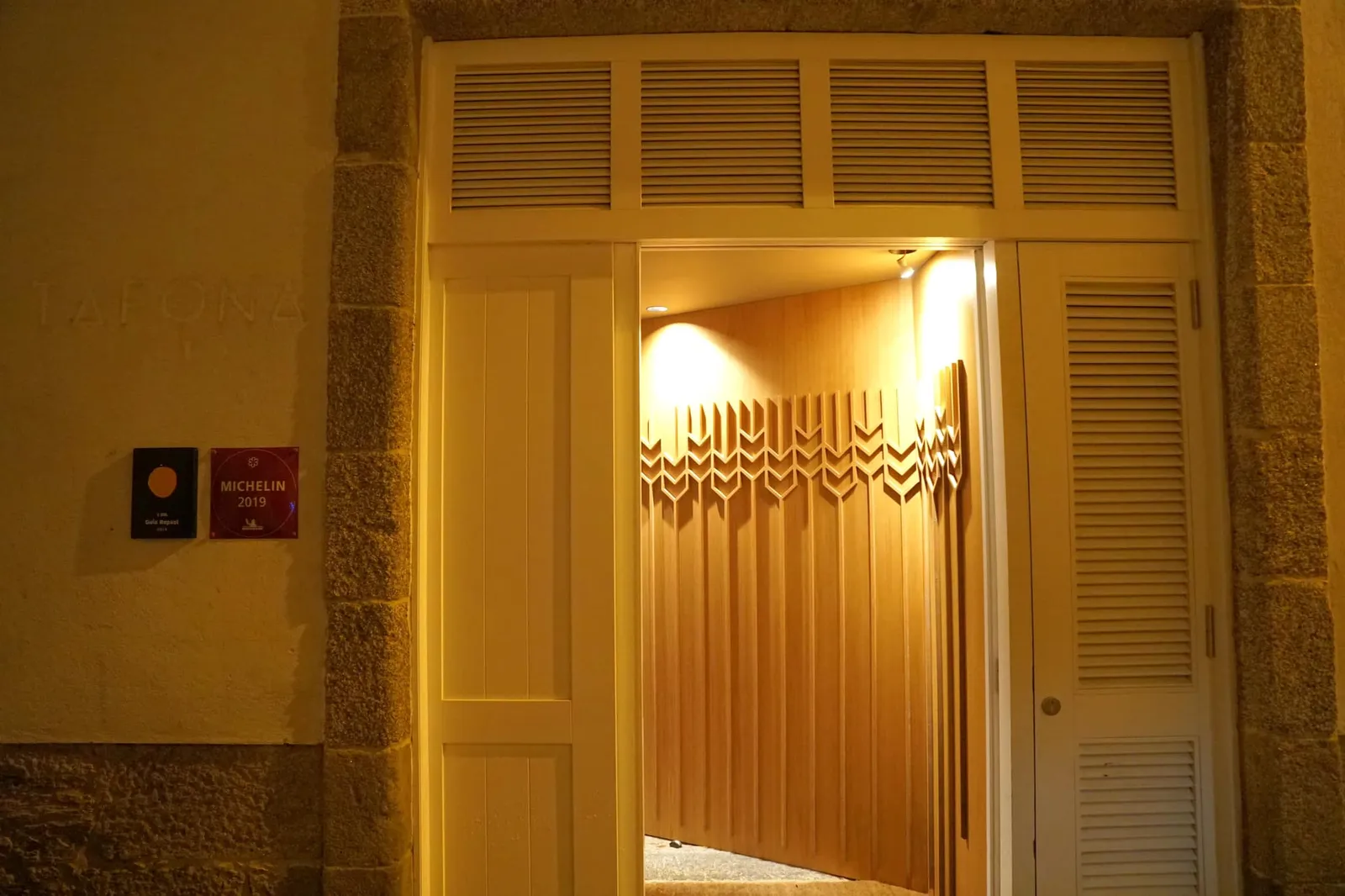 ตัวร้านตั้งอยู่ใน Santiago de Compostela เมืองหลวงแห่งเเคว้น Galicia มีชื่อเสียงโด่งดังจากโบสถ์ขนาดใหญ่กลางเมืองและเป็นที่ฝังพระศพของนักบุญ St. James