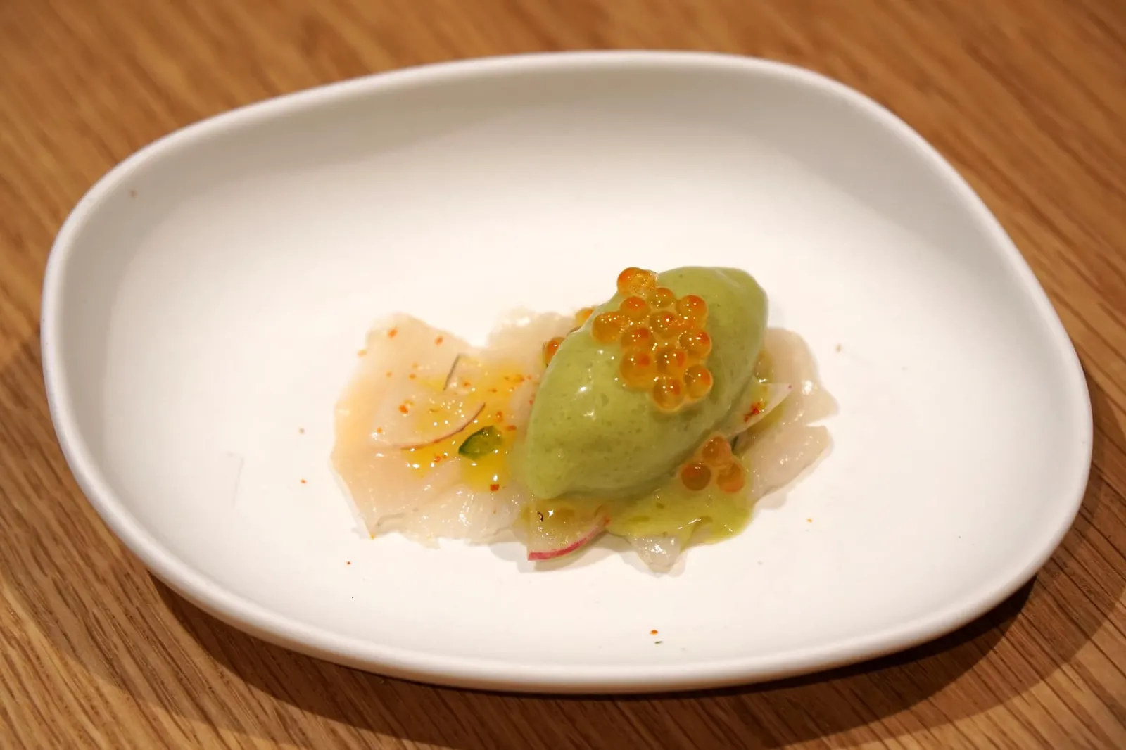 Scallop ceviche and tiger milk sorbet (21.00 €) สำหรับอาหารทานเล่นที่เราสั่งมาชิมคือเซวิเช่หอยเชลล์ ปกติเซวิเช่จะเป็นเมนูอาหารทะเลที่ถูกทำให้สุกด้วยผลไม้จำพวกซิตรัส เช่นมะนาว แต่สำหรับทางร้าน A Tafona นำหอยเชลล์ท้องถิ่นสดๆ สไลด์บางๆ เสิร์ฟให้ทานกับซอเบท์รสเปรี้ยว ทำจาก Leche de tigre หรือ Tiger milk sorbet มีส่วนประกอบของน้ำมะนาว เกลือ พริกไทย ข้างบนคือไข่ปลาแซลมอน รสหวานของเนื้อหอยเชลล์ตัดกับรสเปรี้ยวของไทเกอร์มิลค์ นอกจากนี้ยังสัมผัสได้ถึงรสเค็มอ่อนๆของเกลือ ช่วยเรียกน้ำย่อยได้ดี (15/20)