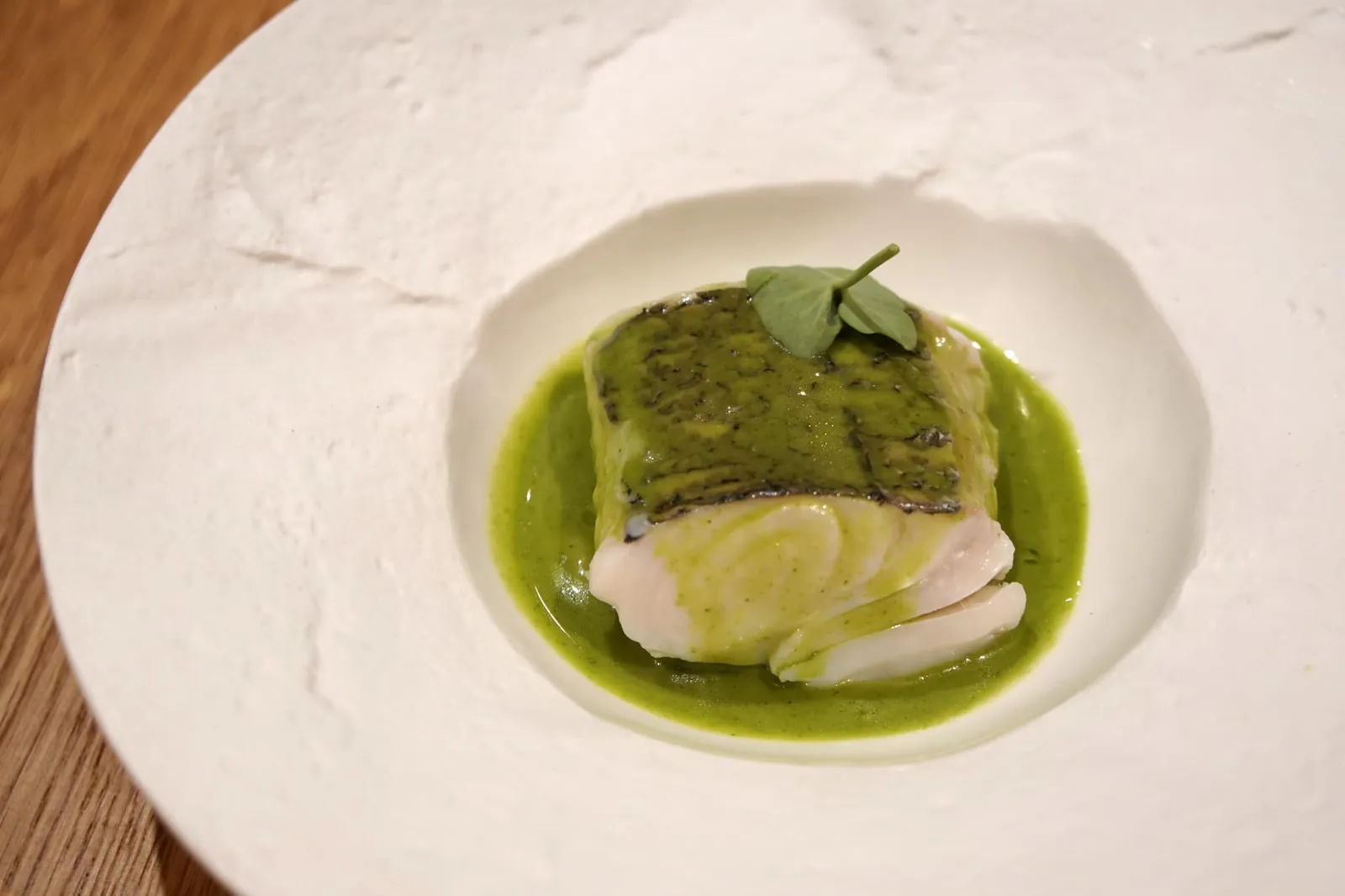 Hake from Celeiro, chlorophyll and codium (23.00 €) ถัดมาคือปลาเฮคจากเมือง Celeiro ประเทศสเปน รองข้างล่างคือบอกฉ่อย ซอสสีเขียวทำจากคลอโรฟิลด์และโคเดียมซึ่งเป็นสาหร่ายทะเลชนิดหนึ่ง เนื้อปลาคือทีเด็ดของจานนี้ เนื้อเเน่นเเต่ไม่เเข็ง ไม่คาว ซอสคลอโรฟิลด์ที่เคาแอบลุ้นว่าจะมีกลิ่นแรงก็ทำออกมาได้ดี เนื้อเนียน นุ่มลิ้น ไม่มีกลิ่นเขียว มีเพีนงกลิ่นสาหร่ายเบาๆ อร่อยใช้ได้เลย (15/20)