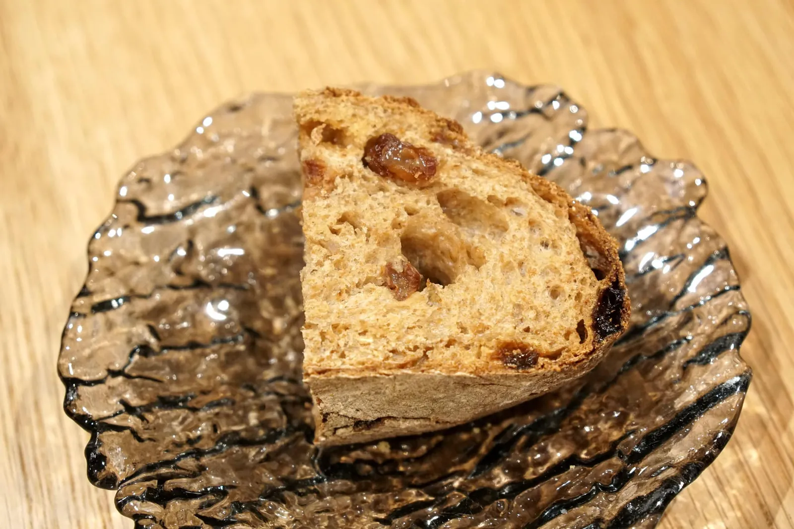 Bread ขนมปังทำจากข้าวสาลีเเละลูกเกด ผิวกรอบ ข้างในเหนียว ลูกเกด หวานอร่อย (12/20)