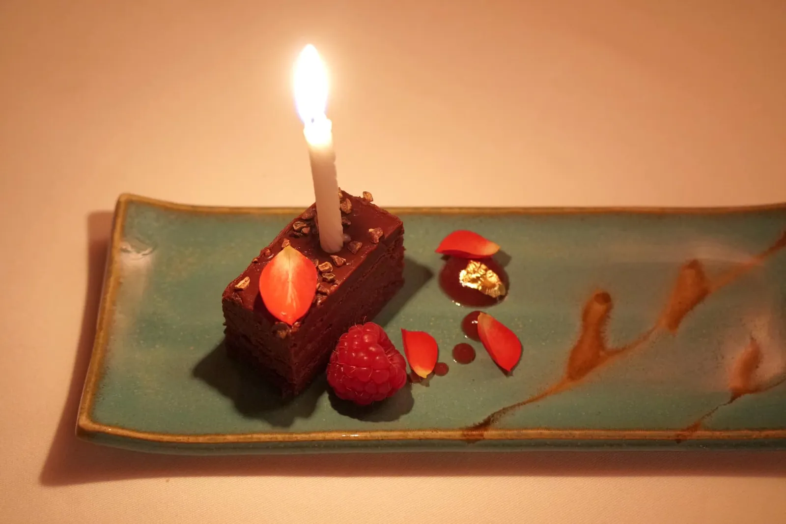 Chocolate cake ใครมาฉลองวันครบรอบหรือวันเกิดทางร้านจะมอบช็อกโกแลตเค้กกับราสเบอร์นี่ให้ด้วย (13/20)