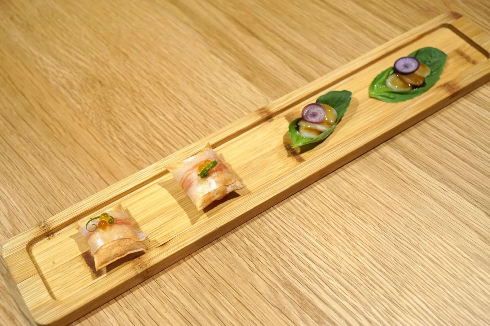 Amuse-bouche Airbag stuffed with tomato pil pil and jam, scallop with ponzu and basil leaf สำหรับอมูสบูชอย่างเเรกคือแป้งกรอบ ภายในโปร่งคล้ายถุงลม บรรจุซอส pil pil รสเปรี้ยวอ่อนๆ พันด้วยแฮมรสดี มีกลิ่นหอม รสเค็มเบาๆ (15/20) ถัดมาคืออาหารพื้นเมืองของเเถบนี้คือหอยเชลล์ที่ทางร้านทวิสต์โดยการราดซอสปอนซึเเบบญี่ปุ่นลงไป ข้างล่างคือใบเบซิลมีกลิ่นคล้ายกะเพราของบ้านเรา ตอนทานหอยเชลล์นุ่มเเทบจะละลาย อร่อยใช้ได้เลย (15/20)