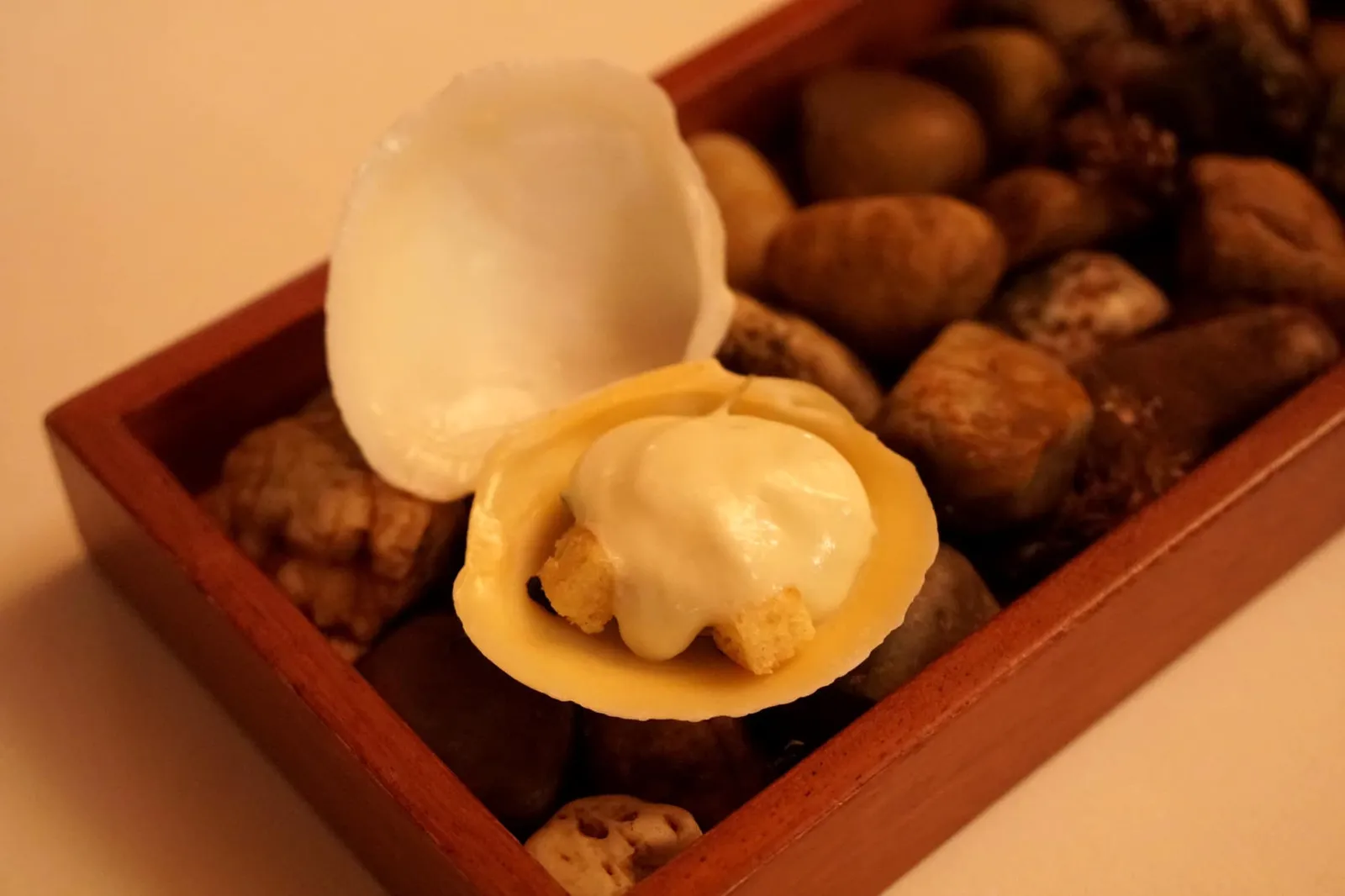 Take VII Clam “à bulhão pato” หอยกาบและสลัดทำจากพาสลีย์ ผักชี ทานกับขนมปังปิ้งเสิร์ฟมาในฝาหอยขนาดเล็ก ตัวหอยเเม้จะเสิร์ฟมาสดๆ เเต่ไม่คาวเลย เนื้อสัมผัสเคี้ยวหนึบ ตัดกันกับขนมปังกรอบ และยังมีซอสสลัดสีขาวรสหวานอร่อย (17/20)