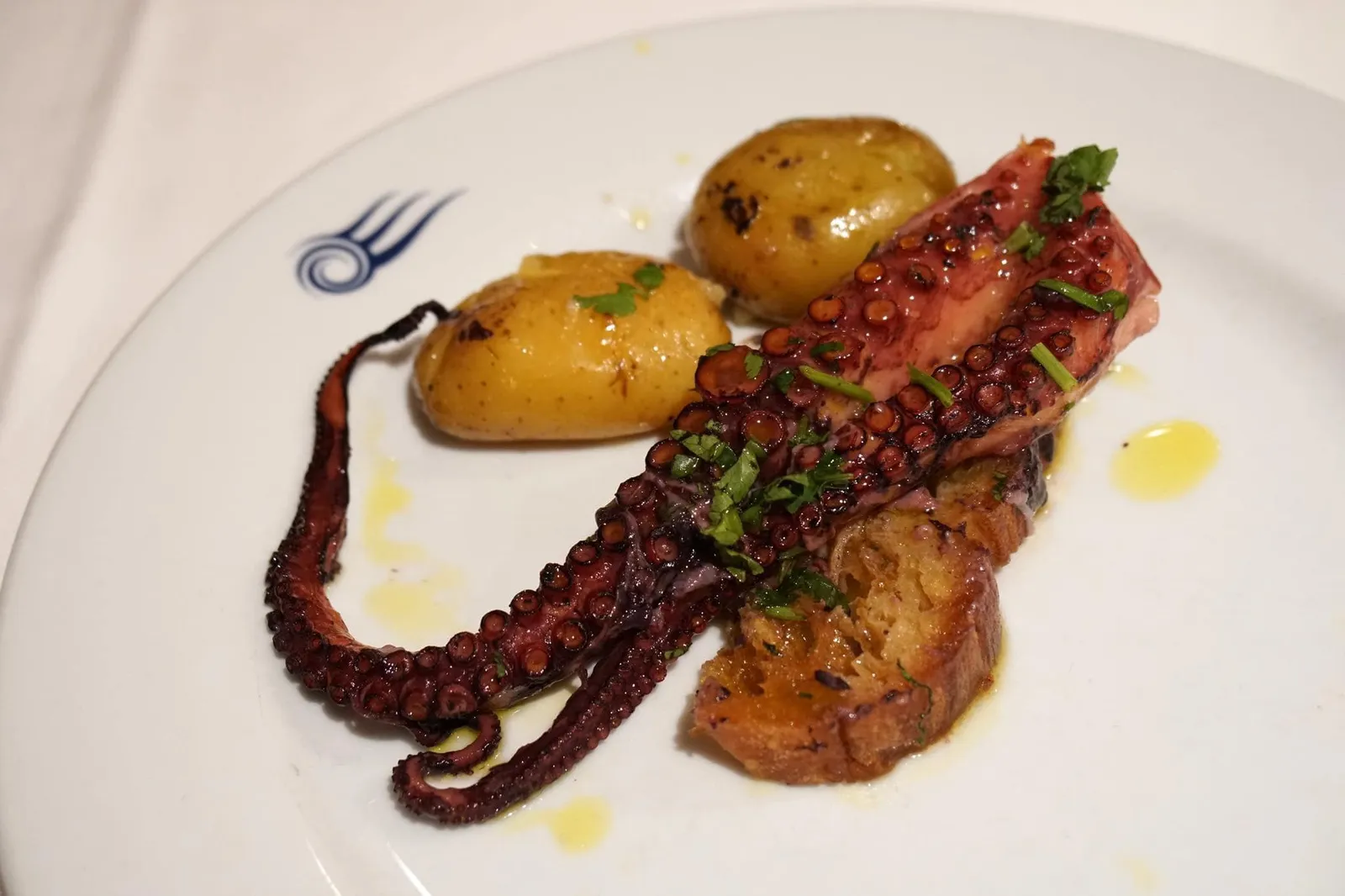 Grilled Octopus "À Lagareiro" (21.00 €) Grilled octopus with garlic, coriander, olive oil, punch potatoes and fried bread พนักงานจะมาตัดเเบ่งให้ที่โต๊ะ หนวดหมึกคนละครึ่ง ขนมปังกรอบ และมันฝรั่ง (14/20)