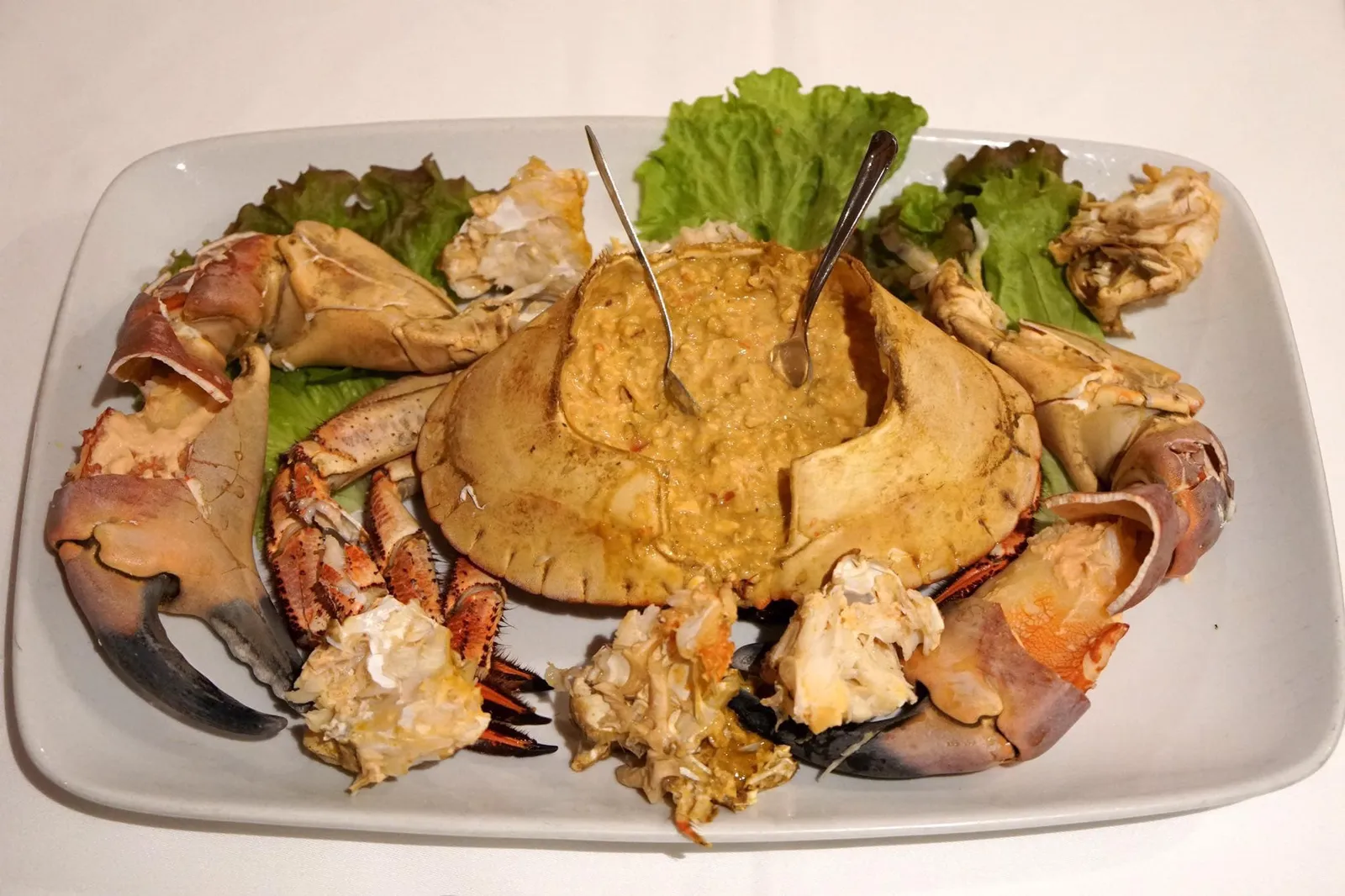 Brown Crab (27 €/kg, 1.94 kg = 52.38 €) Steamed crab การเตรียมการใช้เวลาราวๆ 40 นาที โดยทางร้านจะนำปูไปต้ม จากนั้นแกะออกมาให้เบื้องต้น เนื้อปูสด เเน่น ซึ่งความเเน่นเป็นจุดเด่นของปูชนิดนี้ มีกลิ่นหอม มีรสหวานธรรมชาติจากเนื้อปู แต่จะหวานไม่เท่าปูม้าเเละปูทะเลบ้านเราซึ่งก็เป็นธรรมชาติของปูขนิดนี้เช่นกัน เรียกว่าอร่อยคนละเเบบ ที่สำคัญคือราคาปูหนักเกือบสองกิโลกรัมคิดเป็นเงินไทยราวๆ 1,750 บาทเท่านั้น ราคาถือว่าเป็นมิตรมากๆ ถูกกว่าปูทะเลบ้านเราเสียอีก (14/20)