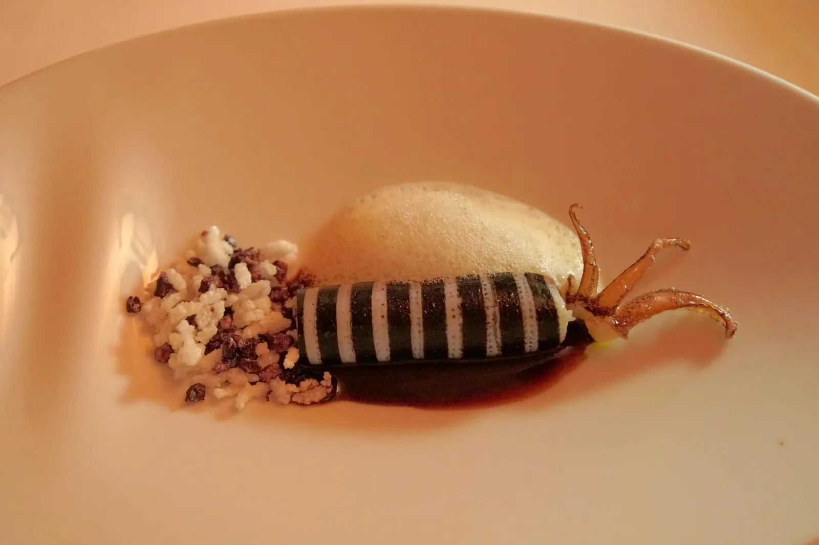 Take XVII Squid “Chanel” จานที่มีความเป็นเอกลักษณ์และโด่งดังจนกลายเป็นสัญลักษณ์ของห้องอาหาร Casa de Chá da Boa Nova นั่นก็คือปลาหมึกชาแนล ที่เชฟเลือกใช้ปลาหมึกท้องถิ่น ยัดไส้ข้างในด้วยข้าว ทำสีสลับขาวดำดูคล้ายลวดลายของกระเป๋าแบรนด์หรู เนื้อหมึกนุ่มอร่อย ทานสลับกับ toasted rice กรอบๆ ซอสสีน้ำตาลเข้มข้างล่างคือ Bordelaise sauce หรือซอสสไตล์ฝรั่งเศสทำจากไวน์แดงและไขกระดูก (15/20)