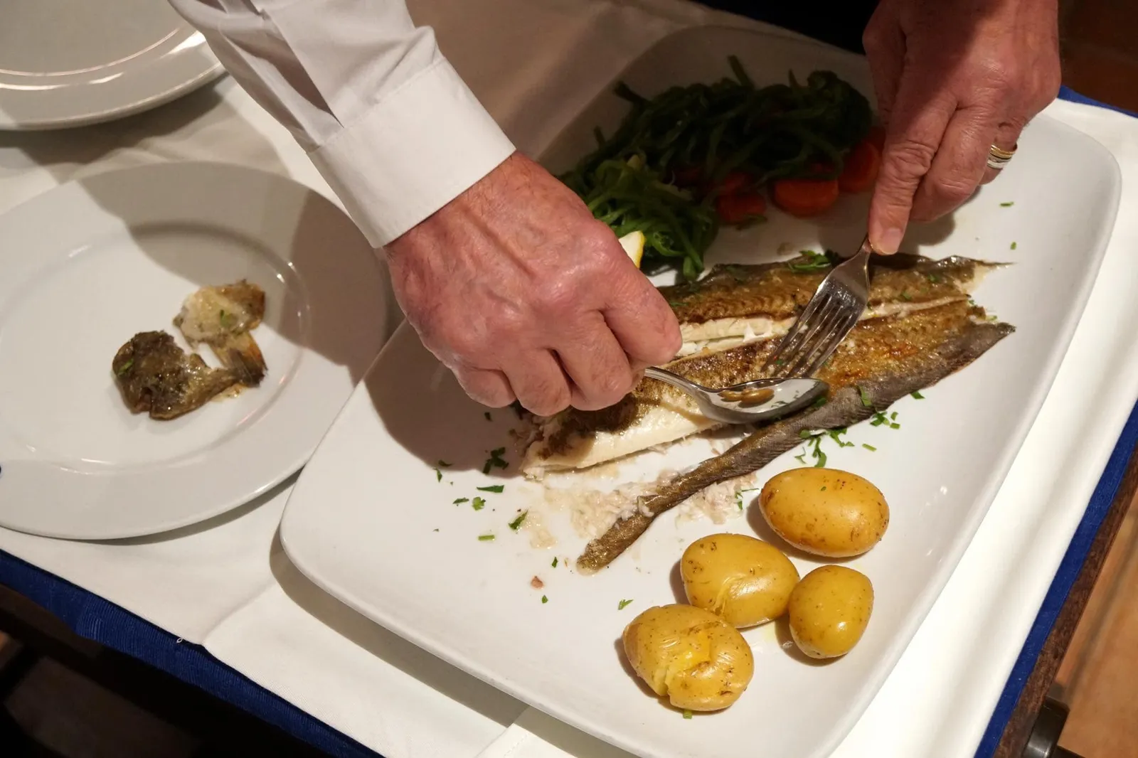 Sole Fish "À Bulhão Pato" (56.50 €/kg, 0.36 kg = 20.34 €) Steamed fish with potatoes and steamed vegetables พนักงานจะมาเเกะก้างปลาให้ที่โต๊ะเลย (13/20)