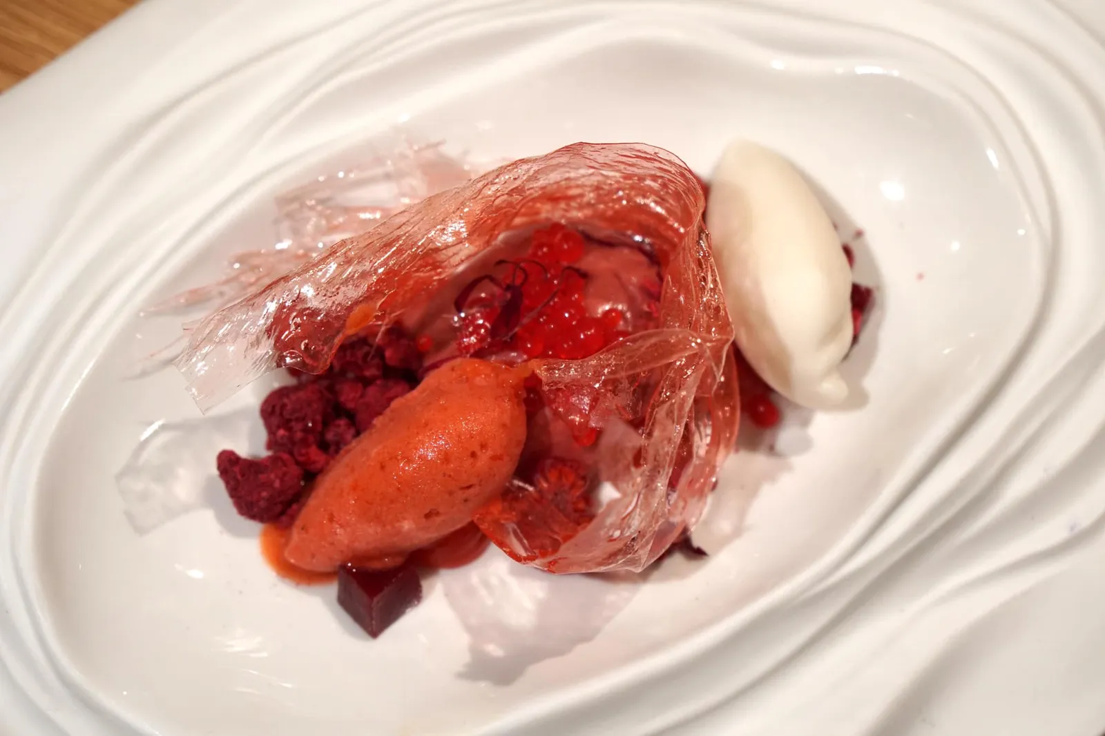 La Vie En Rose (9 €) ขนมหวานจานถัดมาคือ ลาวีอองโรส ซอเบท์รสเปรี้ยวทำจากลิ้นจี่เเละสตรอว์เบอร์รี่ ราสเบอร์รี่ครีม และเบอร์รี่ในเนื้อสัมผัสที่เเตกต่างกัน ตอนทานเข้าไปจะได้กลิ่นหอมของลิ้นจี่เด่นขึ้นมากมากๆ เสริมด้วยรสเปรี้ยวของราสเบอร์รี่เข้ากันได้ดี (15/20)