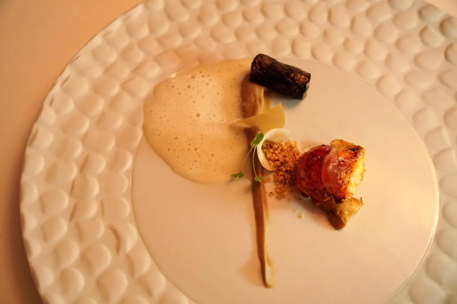 Take XIII Lobster / Celery / Hazelnut กุ้งล็อบสเตอร์ย่างบนเตาถ่านจนสุกพอดีเนื้อนุ่มเด้ง กลิ่นหอม รสชาติเนื้อหวานฉ่ำ ทอปด้านบนด้วย lardo กรือไขมันสัตว์ตัดรสเค็ม มีเซเลอรี พูเรรสหวานทำจากถั่วฮาเซลนัท และถั่วฮาเซลนัทบด เพิ่มเนื้อสัมผัสที่เเตกต่างให้กับจาน จ้างๆกันคือโฟมสีขาวทำจาก Portuguese sparkling wine (17/20)