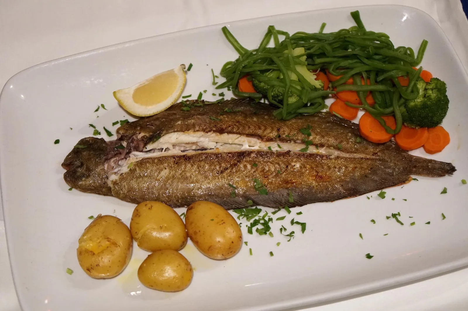 Sole Fish "À Bulhão Pato" (56.50 €/kg, 0.36 kg = 20.34 €) Steamed fish with potatoes and steamed vegetables ปลาโซลจากมหาสมุทรเเอตเเลนติค นึ่งมาสุกกำลังดี เนื้อนุ่ม ทานกับผักลวกและมันฝรั่ง ไม่มีอะไรซับซ้อน มีเพียงความอร่อยจากความสดของเนื้อปลา (13/20)