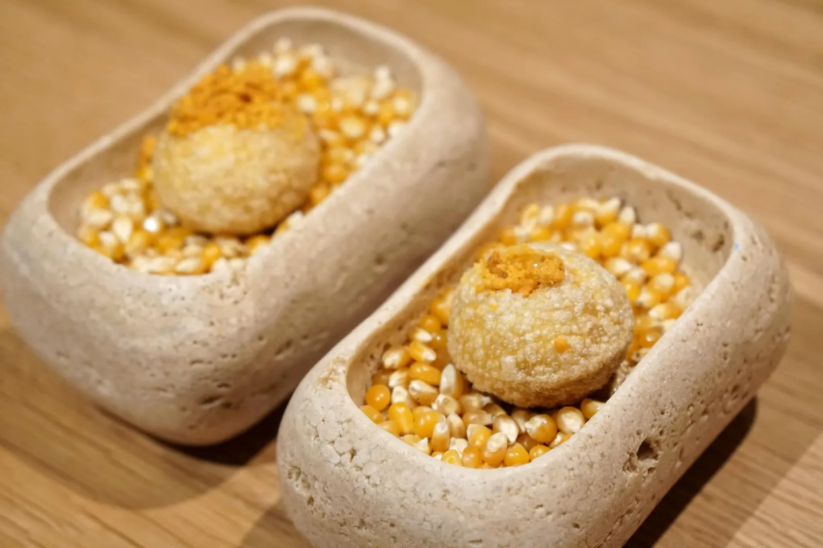 Amuse-bouche Empanada gallega ถัดมาคือเอ็มปานาดา กาเยกรา เมนูอาหารท้องถิ่นประจำเเคว้น Galicia ของประเทศสเปน ปกติเมนูนี้จะทำจากแป้งข้าวโพดกรอบ ภายในสอดไส้สัตว์ทะเลเช่นหมึก หรือเนื้อสัตว์ต่างๆ เเต่สำหรับที่นี่ ร้าน A Tafona นำมาปรับปรุงใหม่เป็น finger food ข้างนอกเป็นเเป้งกรอบทำจากข้าวโพด ข้างในสอดไส้ทูน่า ตอนทานจะสัมผัสได้ถึงความกรอบของเเป้งด้านนอก ข้างในรสชาติคล้ายทูน่าคอร์นสลัด มีความครีมมี่ หอมกลิ่นข้าวโพดมากๆ (16/20)