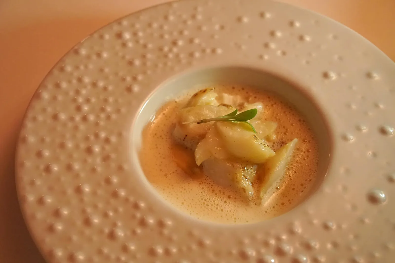 Take XVI Codfish stew ถัดมาคืออาหารท้องถิ่นชื่อดังที่พบเจอได้ตั้งเเต่ร้านอาหารพื้นบ้านไปจนถึงร้านอาหารระดับติดดาวมิชลินนั่นก็คือสตูว์เนื้อและกระเพาะปลาค็อด เนื้อปลาค็อดนุ่มๆเสิร์ฟมากับพูเรทำจากถั่วขาว เเละข้างล่างคือกระเพาะปลาที่หั่นออกเป็นชิ้นเล็กๆ หากนึกไม่ออกก็บอกเลยว่าเหมือนกับกระเพาะปลาสดที่เราทานกันในห้องอาหารจีนนี่เอง นุ่ม เเต่เคี้ยวหนึบ พูเรถั่วรสหวานอ่อนๆ เป็นจานพื้นเมืองที่รสชาติดีใช้ได้เลยทีเดียว (15/20)