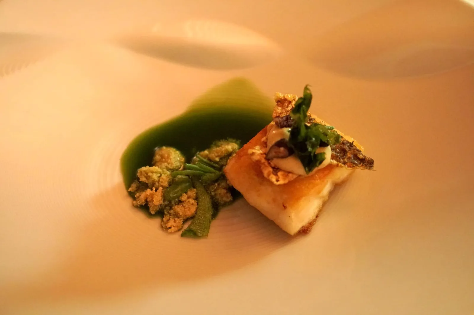 Take X Sea bass in its habitat ถัดมาคือปบากระพงน้ำลึก วิธีทานจานนี้ต้องเริ่มจาก Finger food ข้างบนซึ่งเป็นหนังปลากรอบ ก่อนที่จะทานเนื้อปลากับซอส เนื้อปลากระพงเเน่น เเต่ไม่เเข็ง ซอสรสเค็มกำลังดี มีกลิ่นหอมของคลอโรฟิลด์ (14/20)