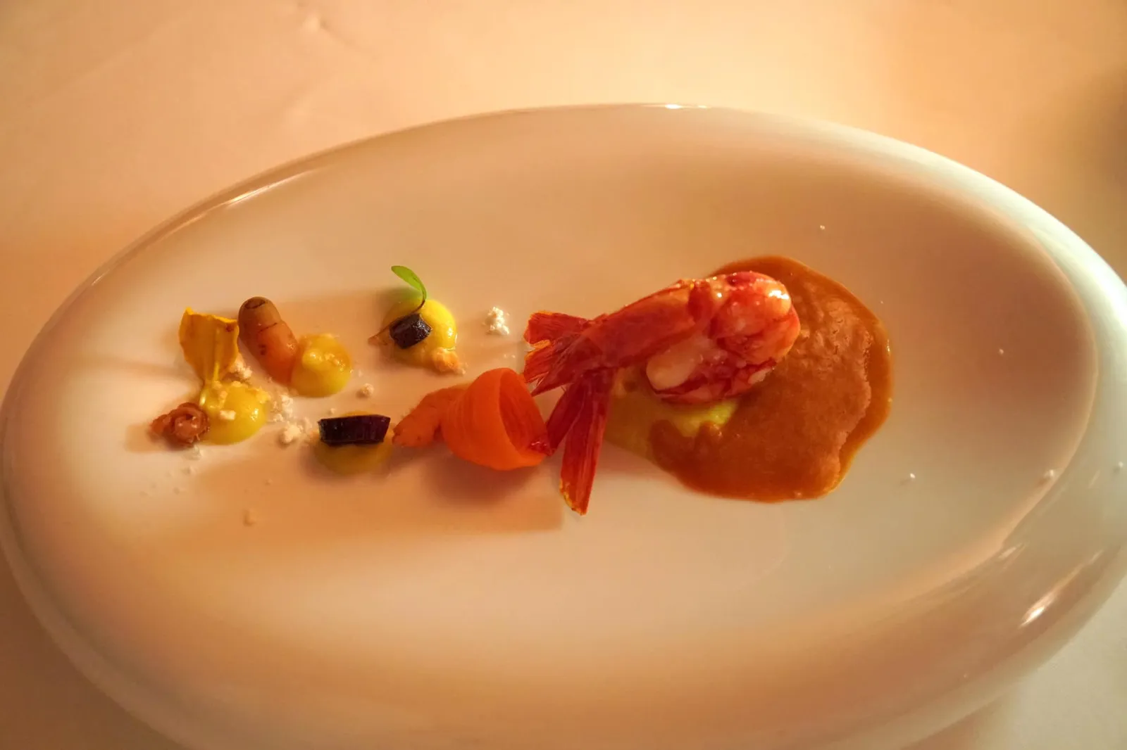 Take XII Scarlet shrimp ถัดมาคือวัตถุดิบขึ้นชื่อระดับโลกของประเทศโปรตุเกสอย่าง Scarlet shrimp เนื้อกุ้งนุ่ม หวาน อร่อย ทานกับซอสเข้มข้นทำจากหัวกุ้ง มีรสขมอ่อนๆ ไม่มากเท่ากุ้งเเม่น้ำบ้านเรา และ carrot in different texture (16/20)