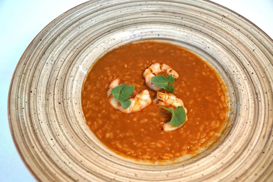 Creamy Denia red prawn and garlic rice (26 €) มาถึงจานแรกไฮไลท์ของมื้อนี้ คือข้าว arroz แบบสเปน หุงกับกระเทียม ทานกับกุ้งเเดง สินค้าชื่อดังจาก Denia เมืองท่าขนาดใหญ่ที่ห่างออกไปราวๆ 1 ชั่วโมงครึ่ง ข้างหุงมากสุกกำลังดี ซอสมีกลิ่นหอมทะเลกับกระเทียมไปด้วยกันในตัว ทีเด็ดคือเนื้อกุ้งที่หวานฉ่ำจากธรรมชาติ ที่ใช้คำว่าหวานฉ่ำเพราะมันหวานมากจริงๆ หวานกว่าเนื้อกุ้งทั่วๆไป หอมกลิ่นกุ้ง อร่อยสุดๆ (16/20)