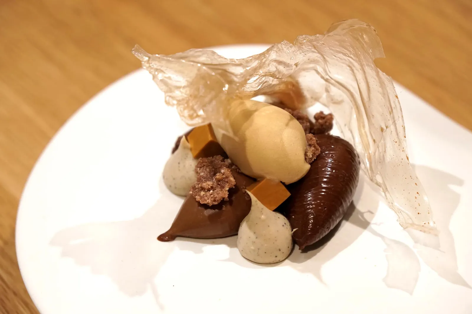Chocolate (9 €) ช็อกโกแลตมูสรสหวานขม ทานกับทอฟฟี่ ไอศกรีมกาแฟ ครัมเบิ้ล ข้างบนคือแผ่นน้ำตาลกรอบ จานนี้รสชาติค่อนข้างเบสิคไปหน่อย ช็อกโกแลตมูสเนื้อข้นไปสักนิด ทานเเล้วมีรสหวานบาดคออย่างเดียว (12/20)