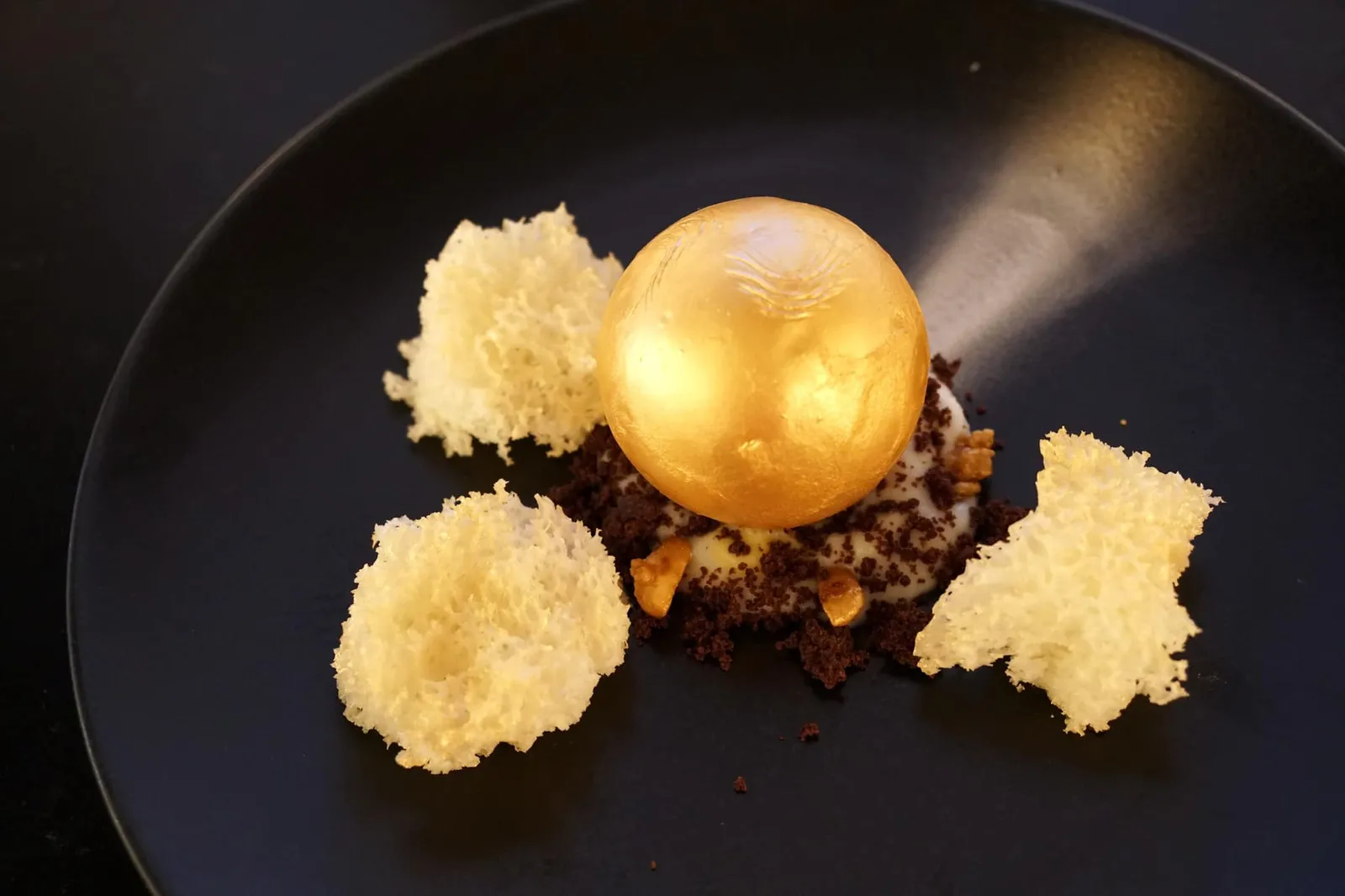 Marbella’s Sun (14 €) Malaga taste of orange and orange blossom, Marcona almond cream, orange and orange blossom mousse. จานถัดมาคือดวงอาทิตย์แห่งเมืองมาเบลล่า ซึ่งเป็นเมืองที่ตั้งของอดีตห้องอาหารเรือธงระดับ 3 ดาวมิชลินอย่าง Restaurante Dani García ตรงกลางเป็นสเฟียร์ทรงกลมดูคล้ายดวงอาทิตย์ ข้างในเป็นมูสเนื้อเนียนอร่อยทำจากส้มและดอกส้ม ทานคู่กับครีมเบิ้ลและครีมอัลมอนด์มาโคน่า สปองเค้กรสส้ม อร่อยใช้ได้เลยทีเดียว (15/20)