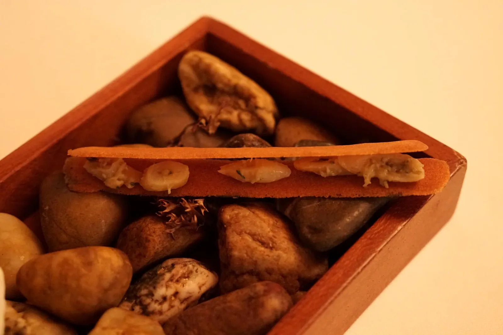 Take VI Razor clam ถัดมาคือหอยหั่นเป็นเเว่นๆ มีเนื้อสัมผัสเคี้ยวหนึบ ข้างนอกคือขนมปังหวานกรอบที่จำลองเป็นรูปฝาหอย ทั้งรสชาติอร่อยเเละมีความคิดสร้างสรรค์ที่ดี (16/20)