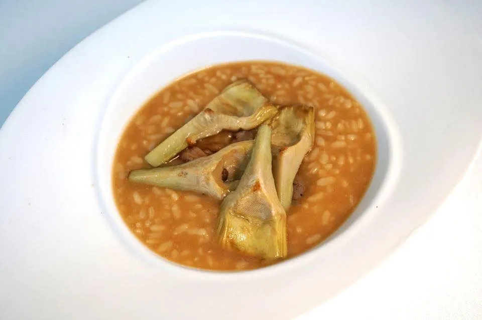 Creamy free-range chicken and artichoke rice (22 €) จานถัดมาคือข้าว arroz หุงกับอาร์ติโชคและเนื้อไก่บ้าน ข้าวสุกกำลังดีเช่นเดิม ซุปไก่รสเค็มเบาๆ กลมกล่อม อาร์ติโชคเนื้อนุ่ม ข้างล่างเป็นเนื้อไก่บ้านเนื้อนุ่มเช่นกัน (15/20)