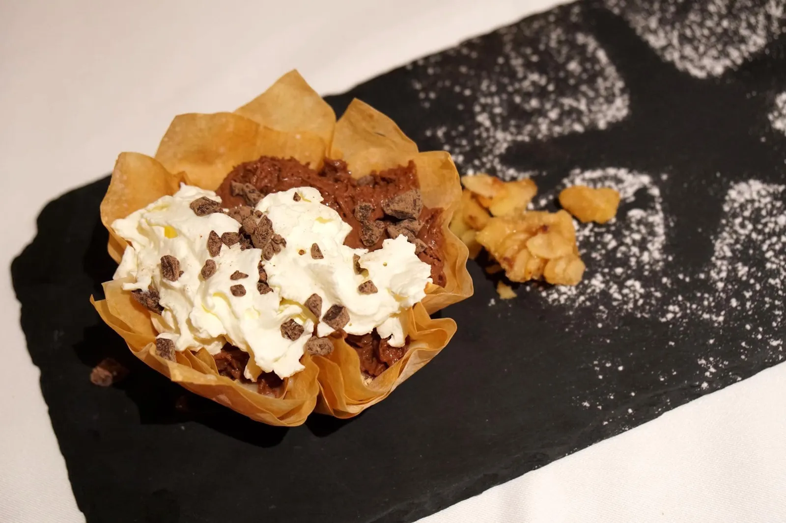 Dessert "Nortada" (4.00€) Chocolate mousse, condensed milk and cookies สำหรับขนมหวานสูตรพิเศษของทางร้านคือช็อกโกแลตมูส ทานกับนมข้นหวาน และคุกกี้ สำหรับเราขนมหวานจานนี้รสหวานบาดคอมากเกินไป ไม่มีรสอื่นมาตัด ทำให้ทานหมดได้ยาก (11/20)