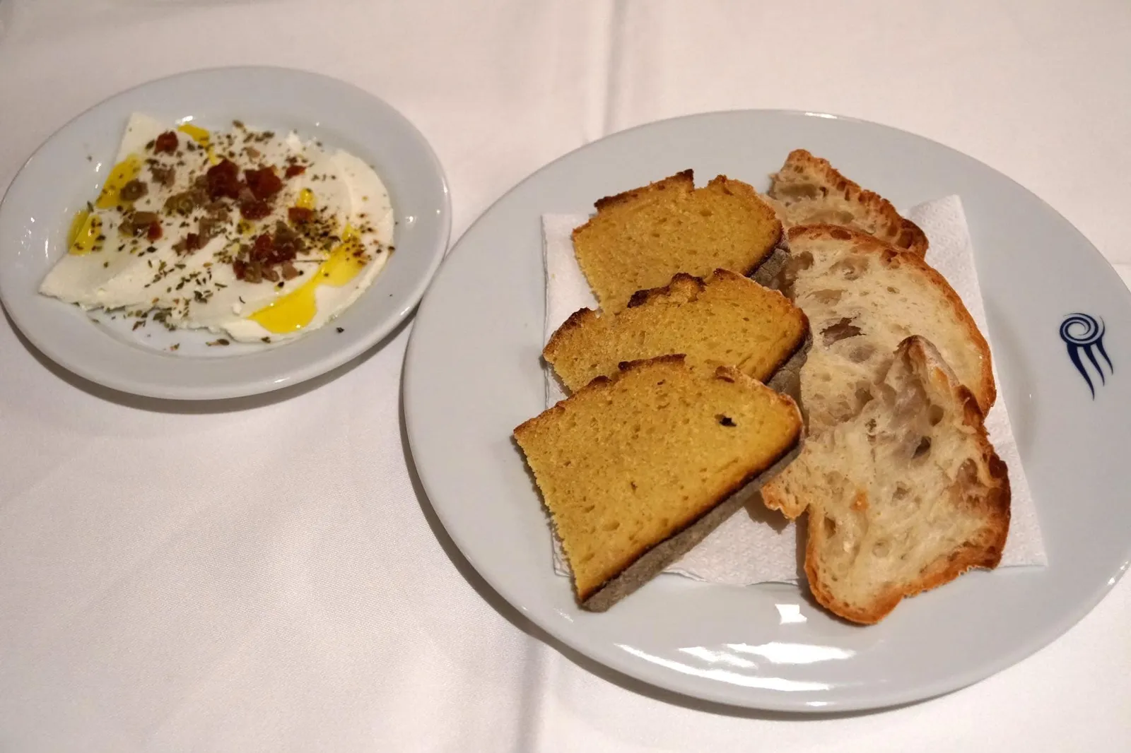 Bread with Goat Cheese (1.20 + 5.50 €) ทางร้านนำเสิร์ฟขนมปัง ทานกับชีสนมแพะรสเลิศ (13/20)
