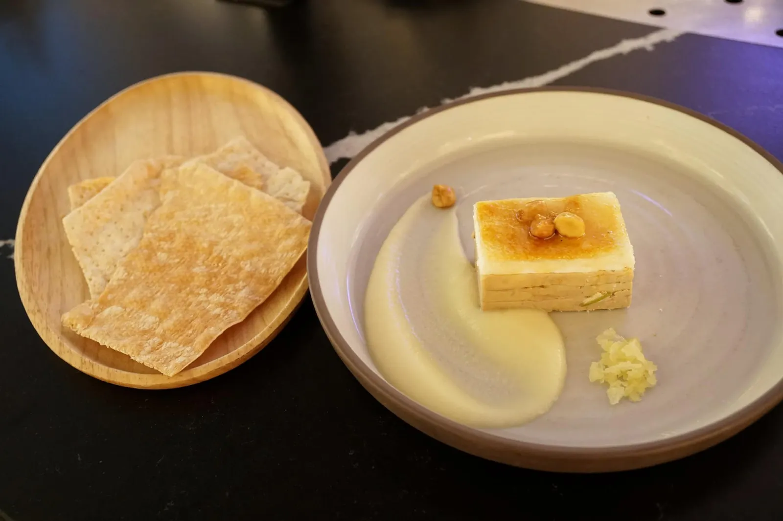 FOIE GRAS AND GOAT CHEESE MILLEFEUILLE® / 1998 (14 €) Foie gras, goat cheese and caramelized green apple. ถัดมาคือมิลเฟยหรือเค้กชั้นทำมาจากชีสนมเเพะและตับห่าน เเม้ตอนตักขึ้นมาจะมีชั้นของเนื้อสัมผัสของตับเเละชีสเนียนแยกกัน เเต่พอทานเข้าไปจะสัมผัสได้ถึงความละมุนเข้ากันเป็นเนื้อเดียวของทั้งสองวัตถุดิบหลัก ตัดเลี่ยนด้วยเเอปเปิ้ลเขียวรสเปรี้ยวที่ถูกคาราเมลไลซ์มาอย่างดี ข้างๆกันคือขนมปังกรอบทานสลับกัน อร่อยสมกับเป็นเมนูเเนะนำจริงๆ (16/20)