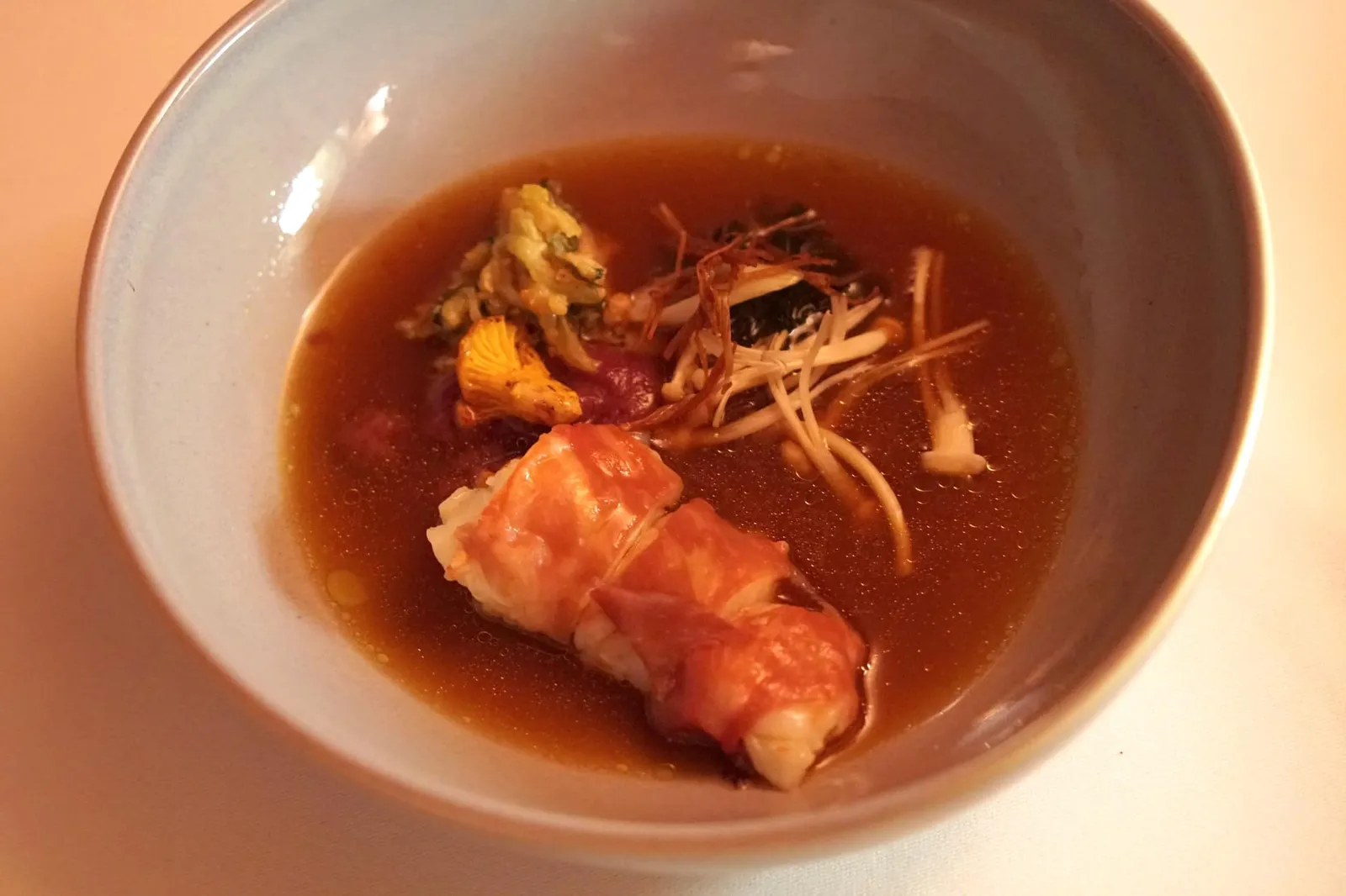Take XIV Crawfish / Korean soup ยังคงอยู่ที่สัตว์จำพวกกุ้ง จานถัดไปคือ crawfish ทานกับเห็ดเข็มทอง ผักต่างๆ เเละซุปข้นสไตล์เกาหลี เนื้อกุ้งสุกพอดี ชิ้นค่อนข้างใหญ่เเม้ว่ากุ้งจะทำออกมาได้ดี เเต่น้ำซุปรสชาติออกไปทางเค็มมากเกินไปจนต้องดื่มน้ำตามตลอด จานนี้มองผ่านๆถือว่าทานได้ เเต่หากเทียบมาตรฐานห้องอาหารระดับมิชลินสตาร์ ถือว่ายังไม่ผ่านสำหรับเรา (13/20)