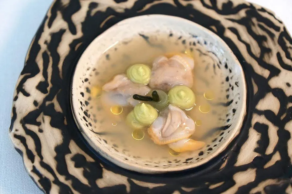 Amuse-bouche barberechos con aguacate ถัดมาคือหอยสดๆ ทานกับซอสสีเขียวทำจากอโวคาโด เนื้อหอยเคี้ยวกรึบ มีกลิ่นทะเลหน่อยๆ (13/20)