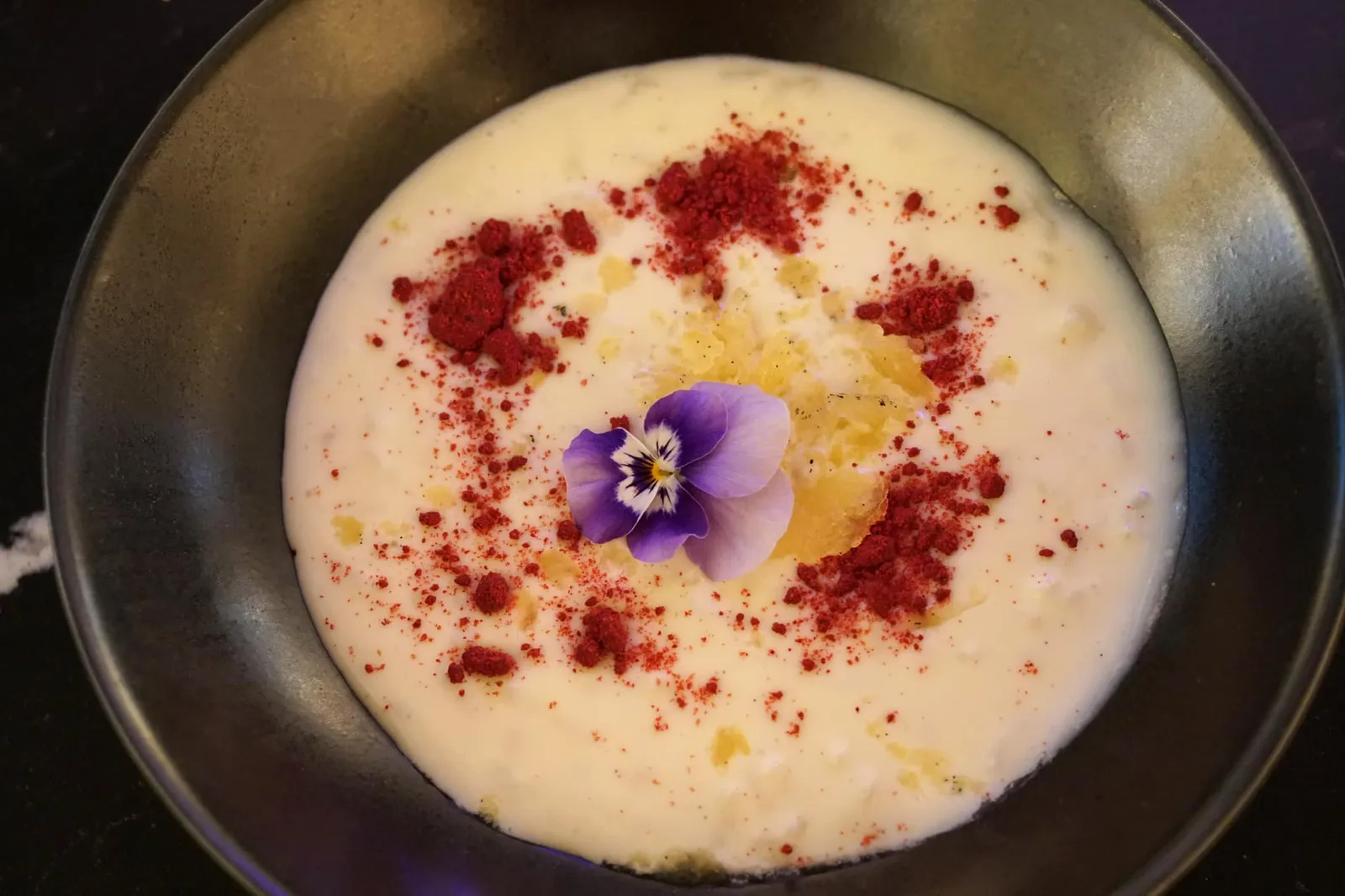 Rice Pudding (10 €) Creamy rice pudding, Tahiti vanilla and raspberry powder. ขนมหวานจานแรกคือพุดดิ้งข้าว ขนมหวานพื้นบ้านรสเลิศของประเทศสเปนที่เป็นที่นิยมกันไปทั่วโลก สำหรับเวอร์ชั่นของบิโบ้ถือเป็นหนึ่งในจานที่ดีที่สุดเท่าที่เราเคยทานมาก ตัวข้าวสุกกำลังดี ไม่เเข็ง เนื้อสัมผัสนุ่มพอเหมาะเเต่ไม่เละ ครีมมี่ หอมกลิ่นวานิลลาคุณภาพจากตาฮิติ ข้างบนตัดรสเปรี้ยวเบาๆด้วยผงราสเบอร์รี่ บอกเลยว่าจานนี้เด็ดสุดๆ (17/20)