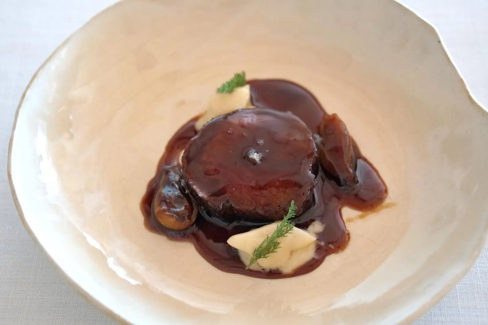 Venison Fricandó ถัดมาคือ Venison Fricandó ฟริกันโดเป็นสตูว์ที่มีรากฐานมากจากเเคว้นคาตาลัน โดยสูตรดั้งเดิมจะใช้เนื้อวัวมา slow cook กับเห็ด เเต่สำหรับร้าน Bardal จะใช้เนื้อกวางเเทน เนื้อกวางสุกระดับทีเดียมเเรร์ นุ่มลิ้น เเถมไม่มีกลิ่นสาบ ซอสสีดำข้างบนทำจาก black salsify ข้างๆกันคือ eel cream หรือครีมทำจากปลาไหล (17/20)
