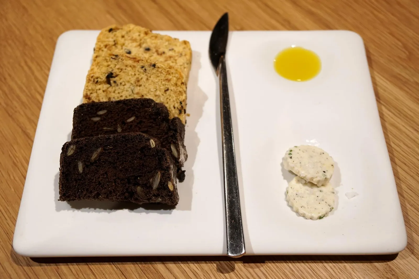 Bread ขนมปังเซ็ทแรกที่ทางร้านนำเสิร์ฟ อย่างแรกคือขนมปังที่มีส่วนผสมของ Algarroba ซึ่งเป็นดอกไม้ท้องถิ่นเเละเมล็ดฟักทอง ส่วนอีกอย่างทำจากข้าวโพด หอมใหญ่ มะกอกดำและเบียร์ ให้เลือกทานกับเนยที่มีส่วนผสมของเห็ดและกระเทียม หรือน้ำมันมะกอกเอ็กตร้าเวอร์จิ้นจากตอนเหนือของประเทศโปรตุเกส (14/20)