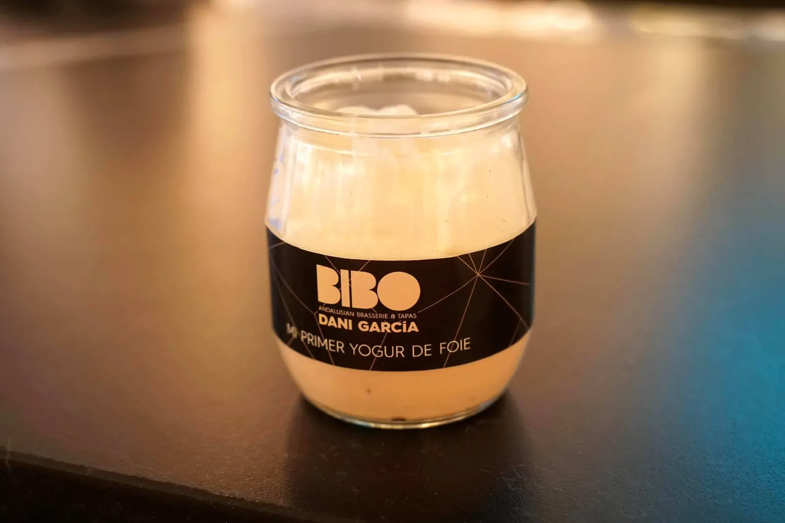 YOGURT FOIE TAPA® / 2002 (9 €) A classic, foie gras yogurt, port wine and parmesan. ถัดมาคือโยเกิร์ตฟัวทาปา อาหารเรียกน้ำย่อยที่ถูกคิดค้นขึ้นในปี ค.ศ. 2002 เเละถือเป็นจานที่รสชาติอร่อยเลิศที่สุดในวันนี้ และสามารถนำเสิร์ฟในห้องอาหารระดับ 3 ดาวมิชลินได้อย่างไร้ข้อกังขา โยเกิร์ตเนื้อสัมผัสนุ่ม หอม มีรสเปรี้ยวอ่อนๆ เสริมด้วยความนวลเเละเนียนของฟัวกราส์ กลิ่นหอมของโยเกิร์ตเเละฟัวกราส์เข้ากันได้อย่างดีมากๆ นอกจากนี้ยังมีรสหวานของพอร์ตไวน์ และรสเค็มจากชีวพาเมซานเพื่อตัดเลี่ยน เป็นเมนูที่ห้ามพลาด เเละต้องสั่งหากมาทานอาหารที่นี่ (17/20)