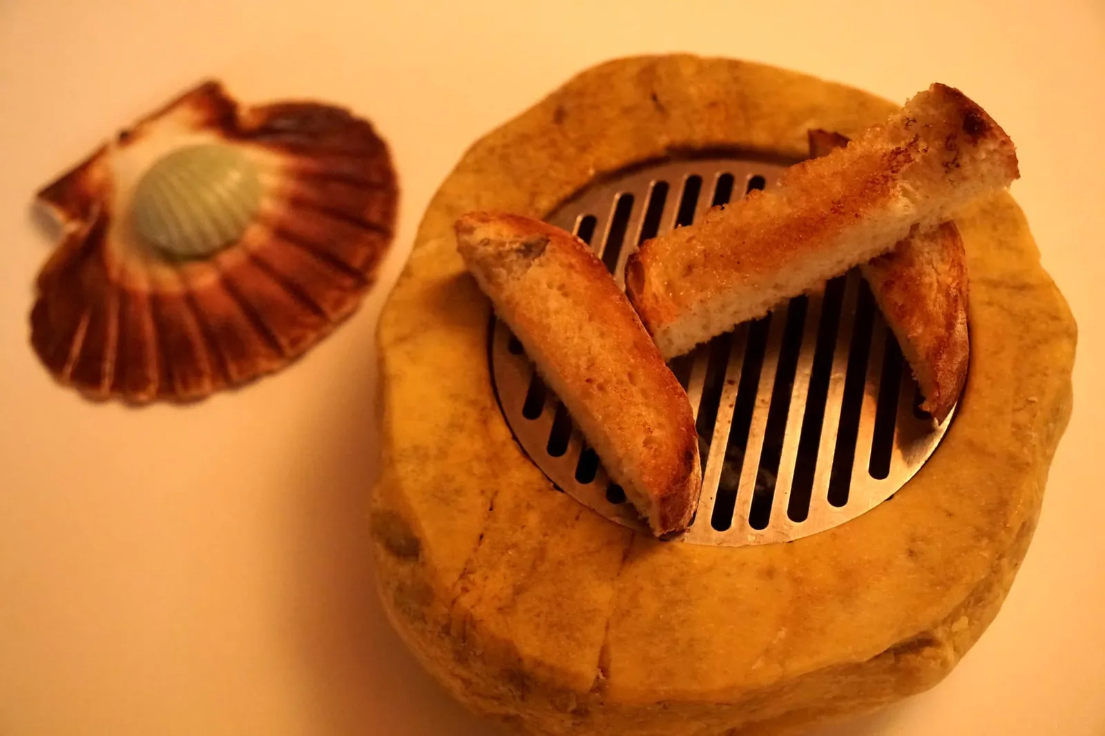 Take I Toast / Barley เริ่มจากคอร์สแรกที่เชฟได้รับเเเรงบันดาลใจจากอาหารเช้าในวัยเด็กที่คุณแม่มักปิ้งขนมปังให้ทาน ตัวขนมปังทำจากข้าวบาเลย์ ปิ้งมาอุ่นๆ ผิวด้านนอกกรอบ ด้านในนุ่ม อร่อยในเเบบที่ขนมปังที่ดี่ควรจะเป็น (14/20)