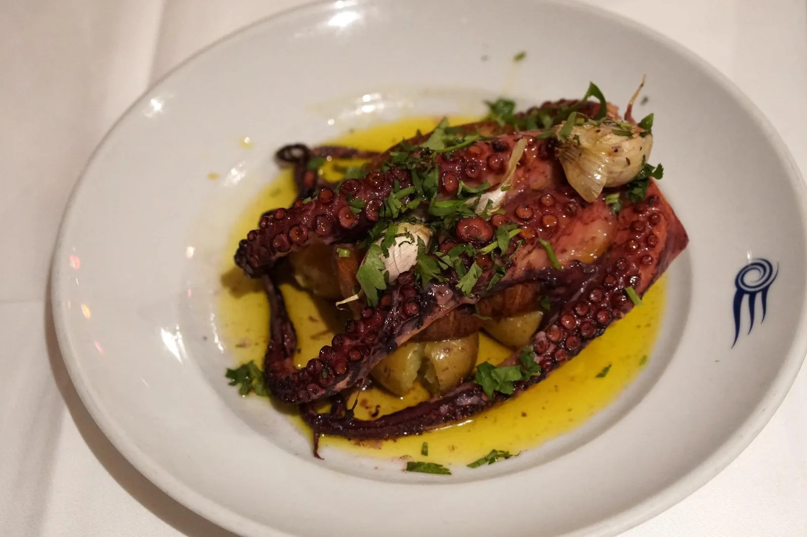 Grilled Octopus "À Lagareiro" (21.00 €) Grilled octopus with garlic, coriander, olive oil, punch potatoes and fried bread หนวดปลาหมึกยักษ์ย่างมาสุกกำลังดี ทานกับกระเทียม น้ำมันมะกอก โรยผักชี มันฝรั่ง และขนมปังกรอบคล้ายครูตอง เนื้อสัมผัสของหนวดหมึกเหนียวข้างนอก นุ่มข้างใน มันฝรั่งนุ่มไม่สากลิ้น เป็นเมนูคลาสสิคที่ทำออกมาได้อร่อยมากจริงๆ (14/20)