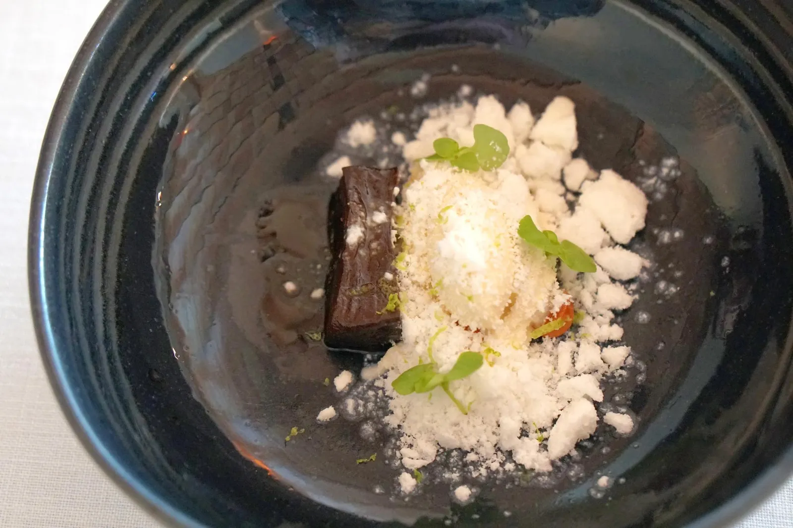Grapefruit, sheep milk and olive oil อาหารหวานจานเเรกคือ Pomelo, cuajada de cabra y aceite de oliva เป็นมันหวานของสเปน ทานกับส้มเกรปฟรุตให้รสเปรี้ยว ขนาบข้างด้วยไอศกรีมเลมอนเวอบีน่า เเละคุกกี้ขิง (14/20)
