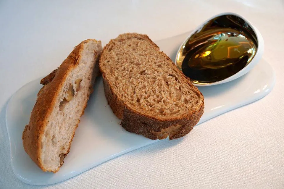 Pan y Aceite (3 €/p) ขนมปังข้าวโพด และขนมปังเมล็ดธัญพืช ผิวกรอบเเต่เนื้อข้างในนุ่ม มีเนื้อสัมผัสที่ดี ข้างๆกันคือน้ำมันมะกอกคุณภาพสูงจากเมือง Alicante (15/20)
