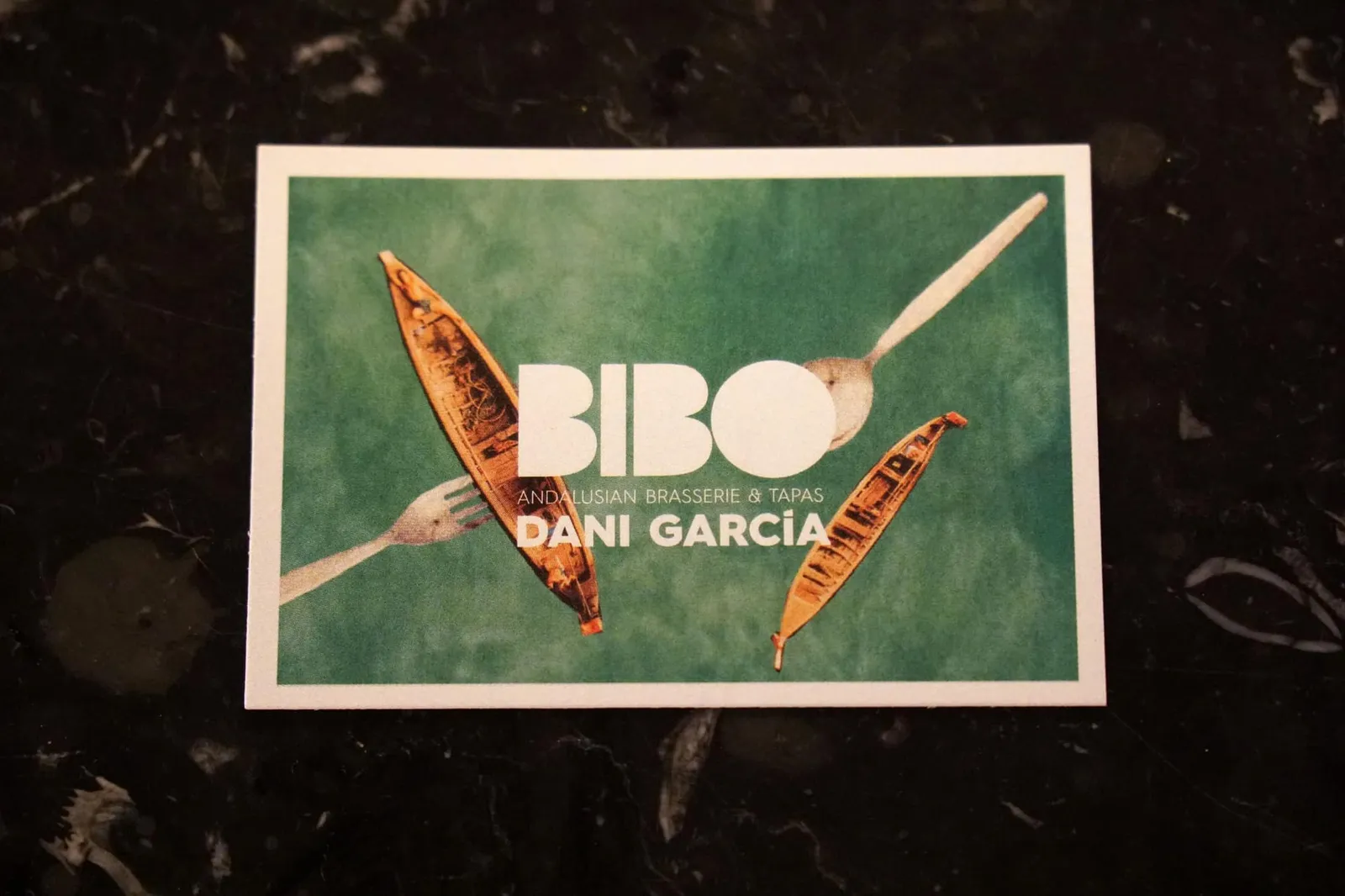 เชฟ Dani García ถือเป็นหนึ่งในเชฟชาวยุโรปที่ได้รับการยิมรับอย่างกว้างขวาง มีความรู้เฉพาะด้านในเรื่องอาหารพื้นเมือง Andalucian โดยเริ่มได้รับดาวมิชลินดวงแรกกับห้องอาหาร Tragabuches จากนั้นได้รับดาวมิชลินดวงที่ 1 และ 2 กับห้องอาหาร CALIMA หลังจากประสบความสำเร็จอย่างมากเชฟจึงได้เปิดห้องอาหารเป็นของตัวเองคือ Restaurabt Dani García และได้รับดาวมิชลิน 2 ดวงในปี 2014 และก้าวสู้จุดสูงสุดคือ 3 ดาวมิชลินในปี 2018 (ในมิชลินไกด์ฉบับปี 2019)