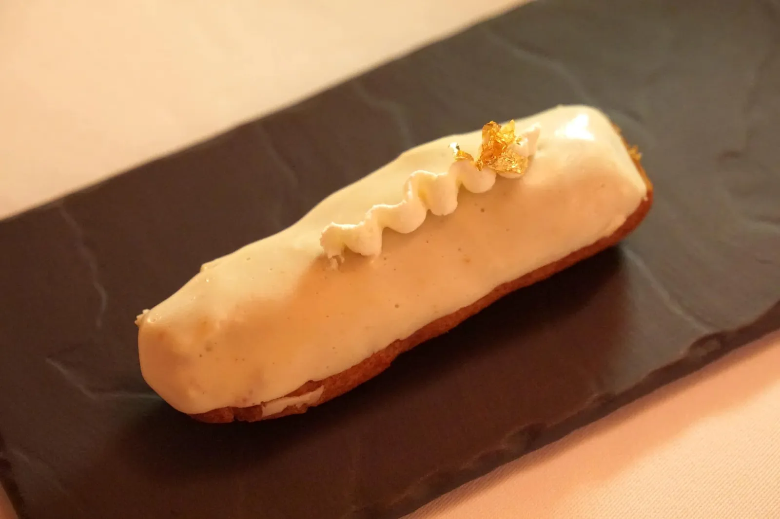 Take IX Mussel éclair ถัดมาดูเหมือนจะเป็นของหวาน เเต่ไม่ใช่ เพราะนี่คือเอเเคลสอดไส้ข้างในทำจากหอยนางรมท้องถิ่น สีขาวข้างบนคือกะหล่ำดอกในรูปแบบที่เเตกต่างกัน ตัวเอแคลทำออกมาได้ดี นุ่ม อร่อย ไส้หอยนางรมไม่คาว ถือว่าเป็นการนำอาหารหวานมาทำเป็นอาหารคาวได้ดี (15/20)