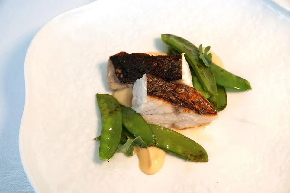 Wild sea bass with celeriac and mangetout peas (32 €) สำหรับอาหารจานหลักเราเลือกชิมปลาซีบาสที่จับมาจากน่านน้ำทะเลเมดิเตอเรเนียน เนื่องจากเป็นปลาในมหาสมุทรน้ำลึกทำให้จุดเด่นของปลาที่นี่คือมีเนื้อเเน่น เเต่ไม่เเข็ง เซียมาเเบบหนังกรอบ ทานกับพูเรทำจากหัวขึ้นฉ่ายฝรั่งและถั่วลันเตา (14/20)