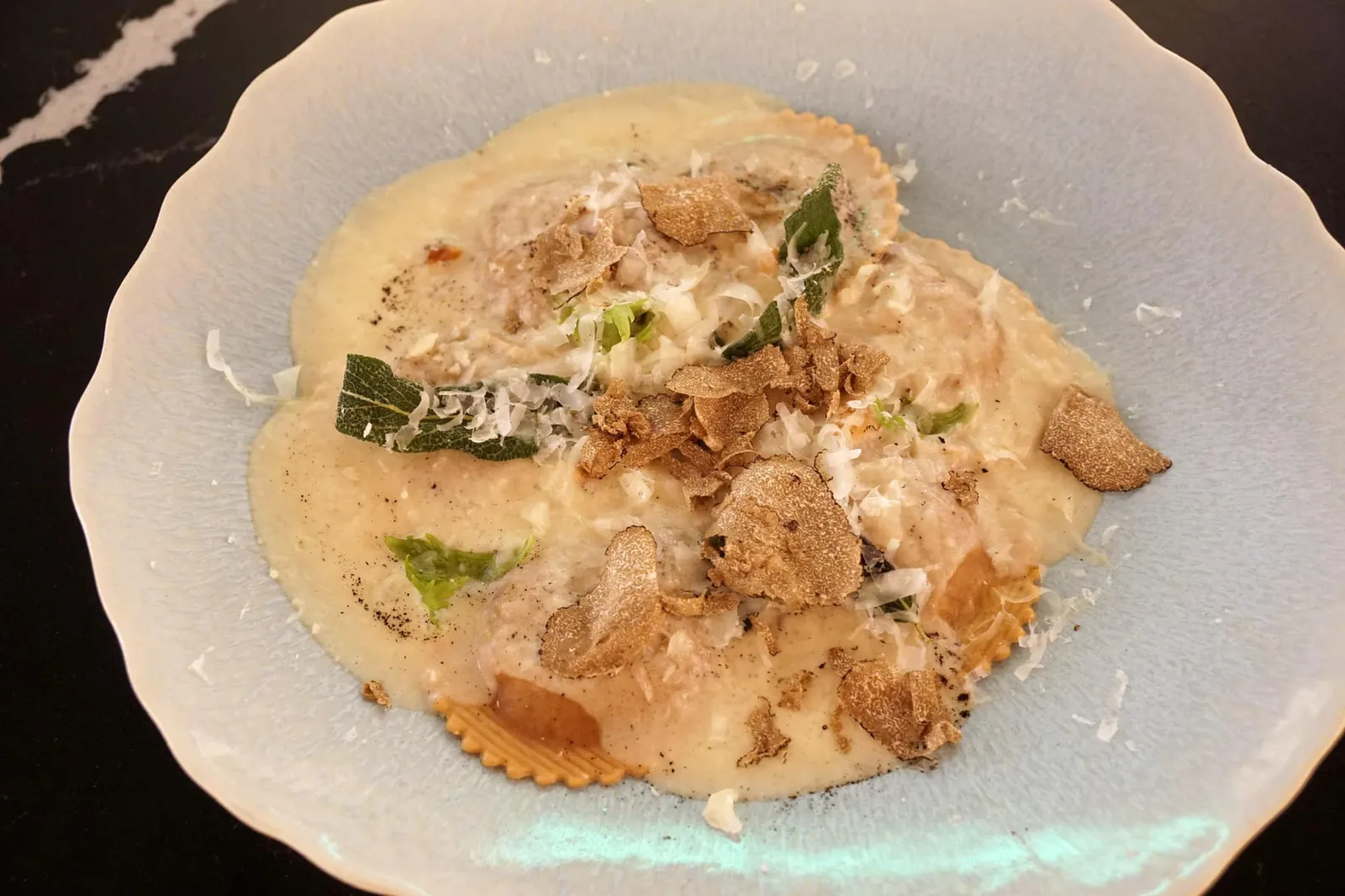 MUSHROOM RAVIOLI WITH 2 gms OF BLACK TRUFFLE (14+8 €) Boletus edulis ravioli, foamy cream with celery, fresh celery leaves and parmesan cheese ถัดมาคือราวิโอลีเห็ด ราวิโอลีชิ้นโตสอดไส้เห็ด Penny bun หรือ Boletus edulis ปั่นละเอียด ทานกับซอสครีมราหวานเค็ม ข้างในมีส่วนผสมของใบเซเลรี่ทอปด้วยการขูดพาเมซานชีสดัานบน เราเลือกออปชั่นพิเศษเพิ่มเติมโดยการขูด Black Truffle จากอิตาลีเสริมลงไปข้างบนอีกด้วย โดยรวมถือเป็นจานที่รสชาติค่อนข้างธรรมดา ราวิโอลีเเข็งเกินจุด Al denote ไปนิด ครีมรสชาติอ่อนมากไปหน่อย โดยรวมไม่ถึงกับแย่ แต่หากเทียบราคาเเล้วถือว่ายังไม่คุ้มค่าสักเท่าไหร่ (12/20)